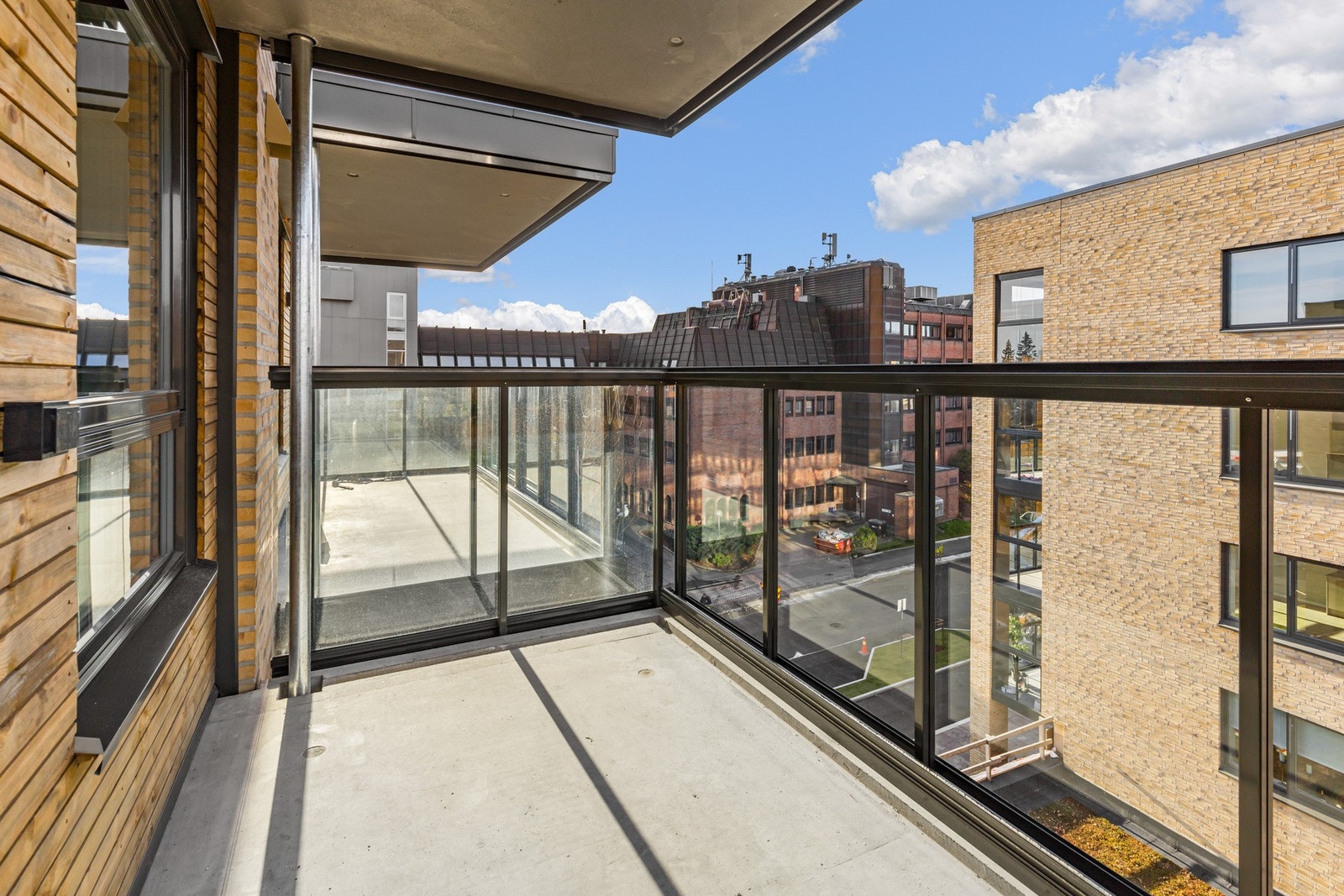 Balkong er på ca. 7,9 kvm, med fint utsyn til velstelte fellesarealer med plen, trær og beplantning. Galleribilde