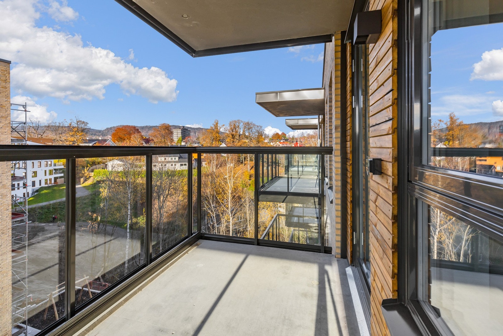 På det støpte dekket er det fin plass til sittegruppe, og balkongen rammes inn med sortlakkert rekkverk med store glassflater. På husveggen er det montert både utestikk og stemningsfull utebelysning. Galleribilde