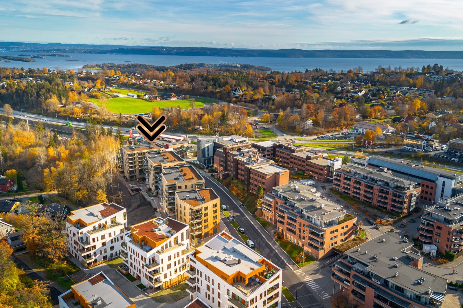 Her bor man nært skoler og barnehager, i et moderne handelssentrum med spennende arkitektur og hyggelige butikkområder. Galleribilde