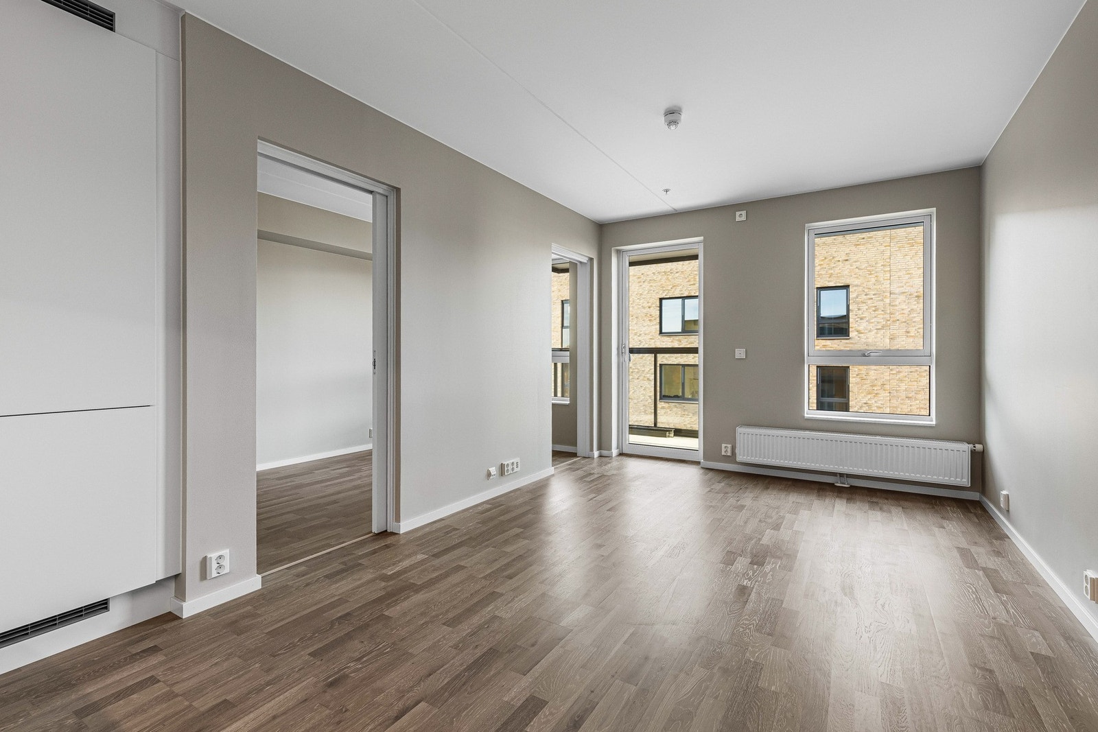 Plass til TV-møblement mellom dører inn til soverommet. Galleribilde