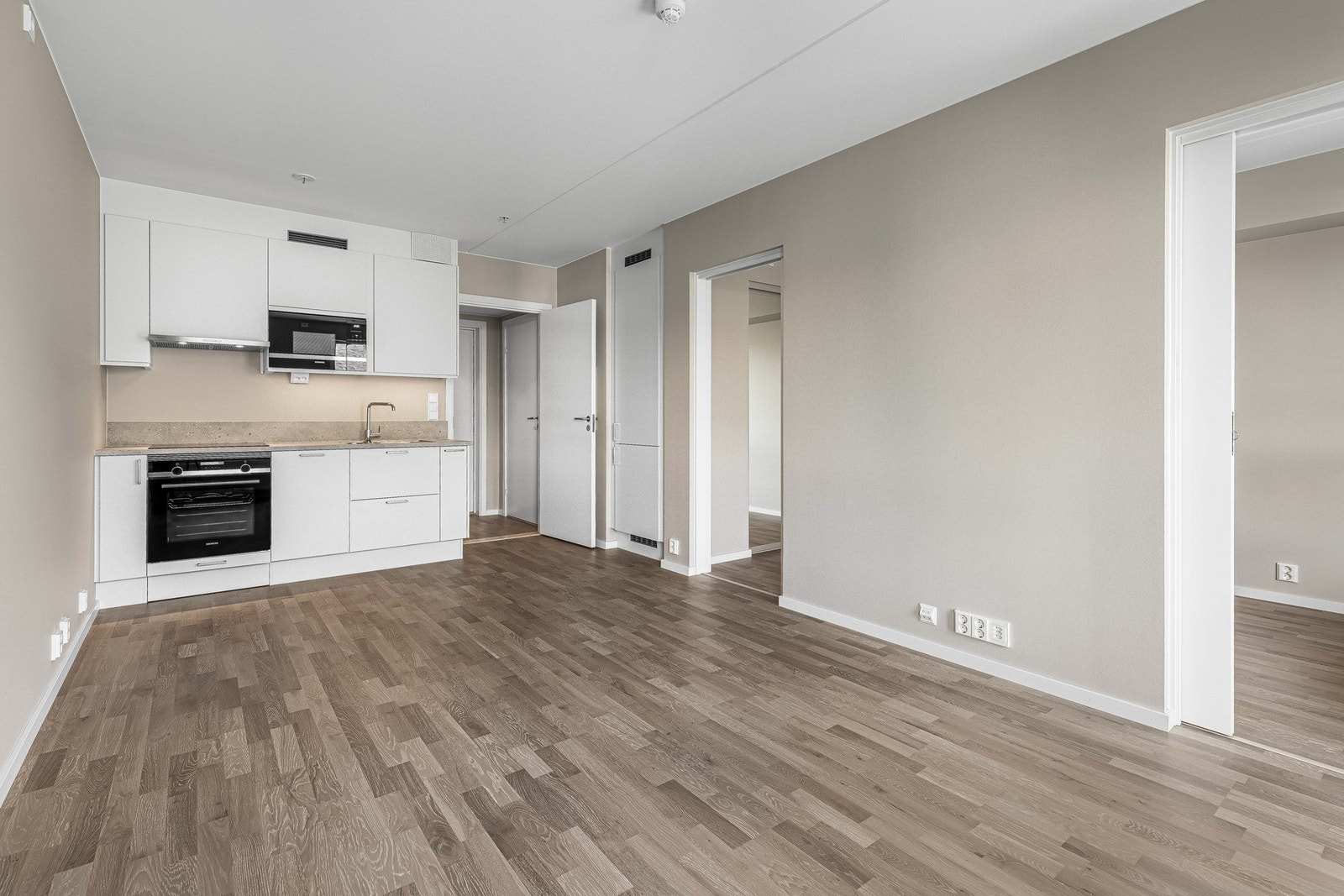 Kjøkkenet har et moderne og arealeffektivt design med god skap- og benkeplass. Galleribilde