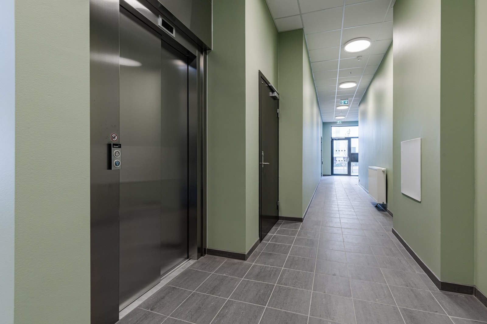 Det er heisadkomst fra inngangspart til leilighetsplan. Galleribilde