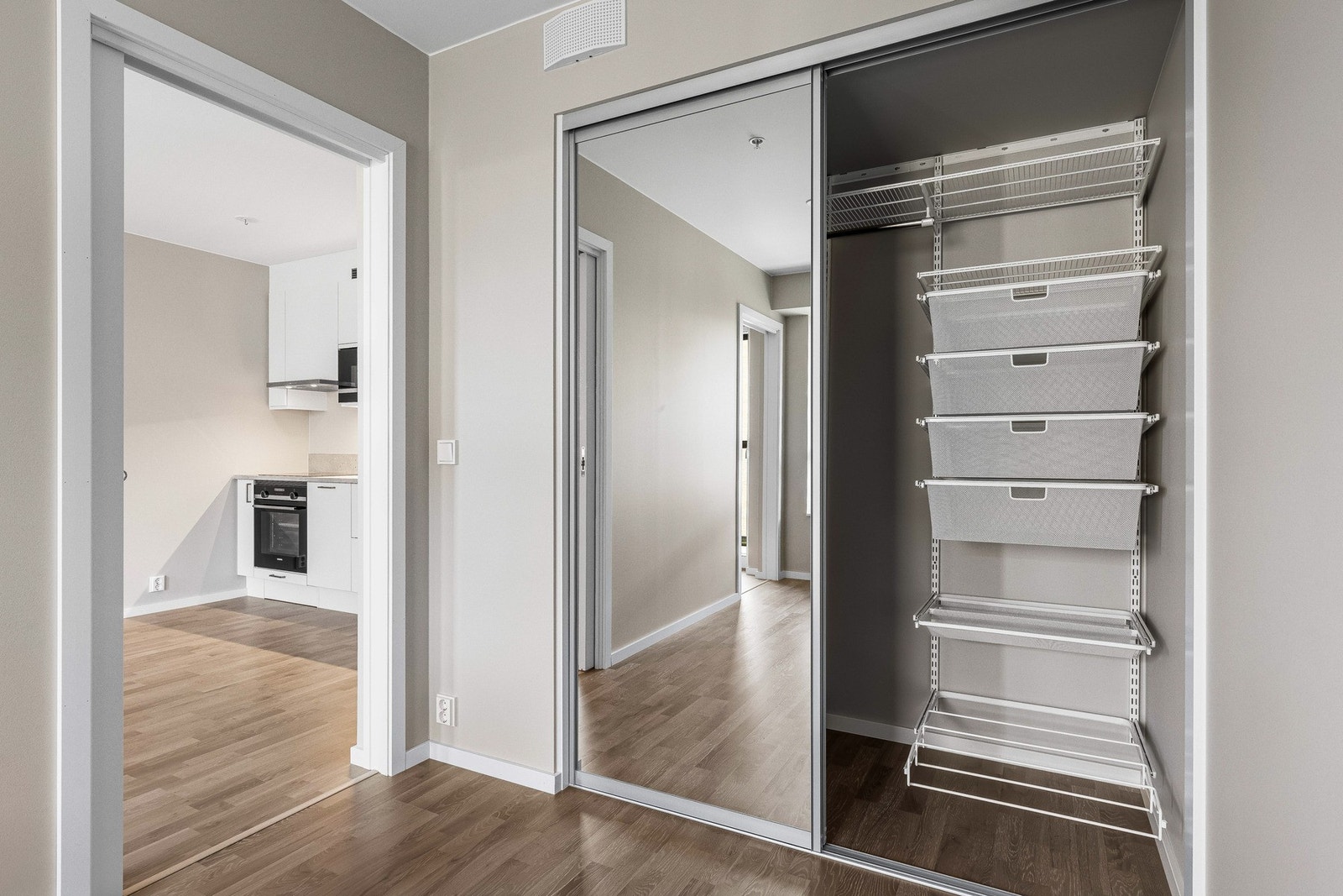 Garderobeskapet er innredet. Galleribilde