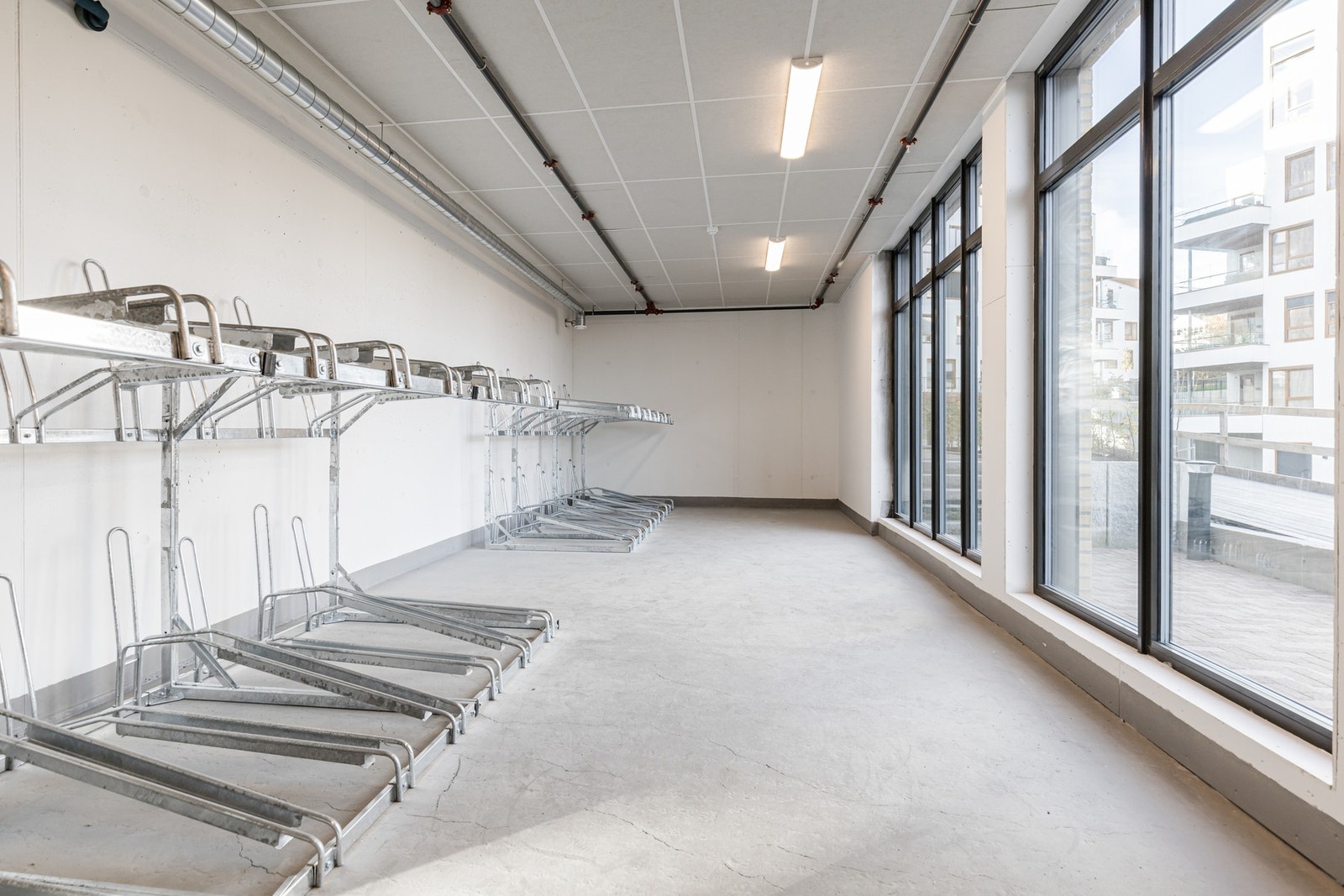 felles sykkelparkering i lukket rom. Galleribilde