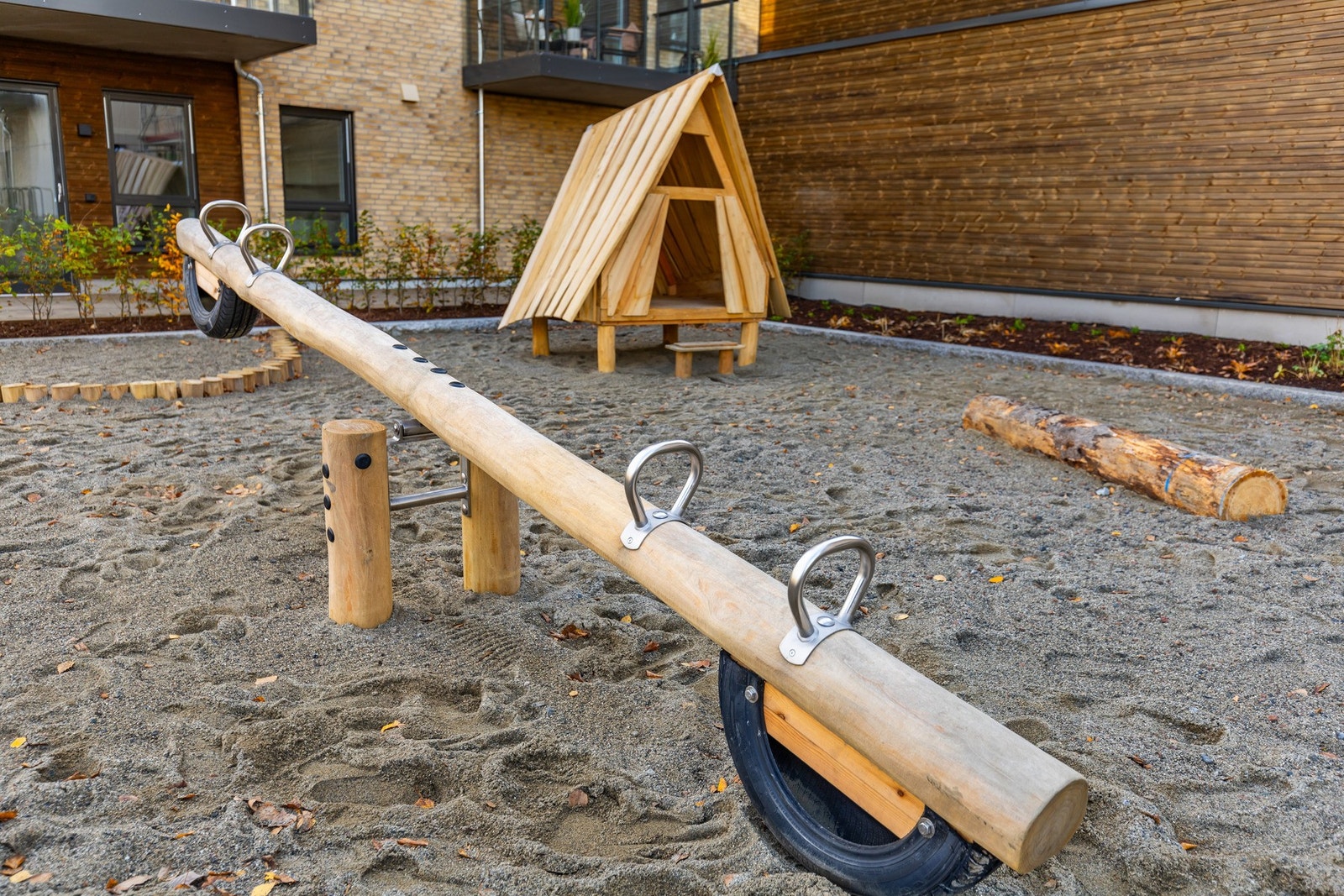 På fellesarealene lekeplass, felles bord og benker, samt godt opplyste promenader med hellelagt dekke. Galleribilde