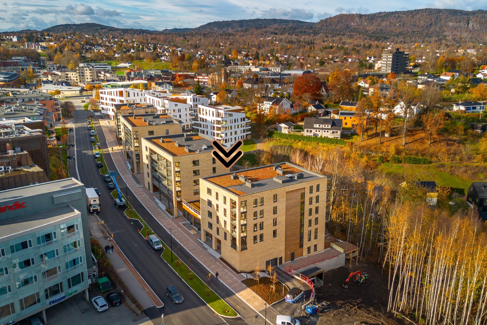 Holmen Senter, Sandvika Storsenter og Liertoppen kjøpesenter ligger godt innenfor rekkevidde via offentlig kommunikasjon eller bil, og det er kun 20 min med tog til Oslo sentrum. Galleribilde