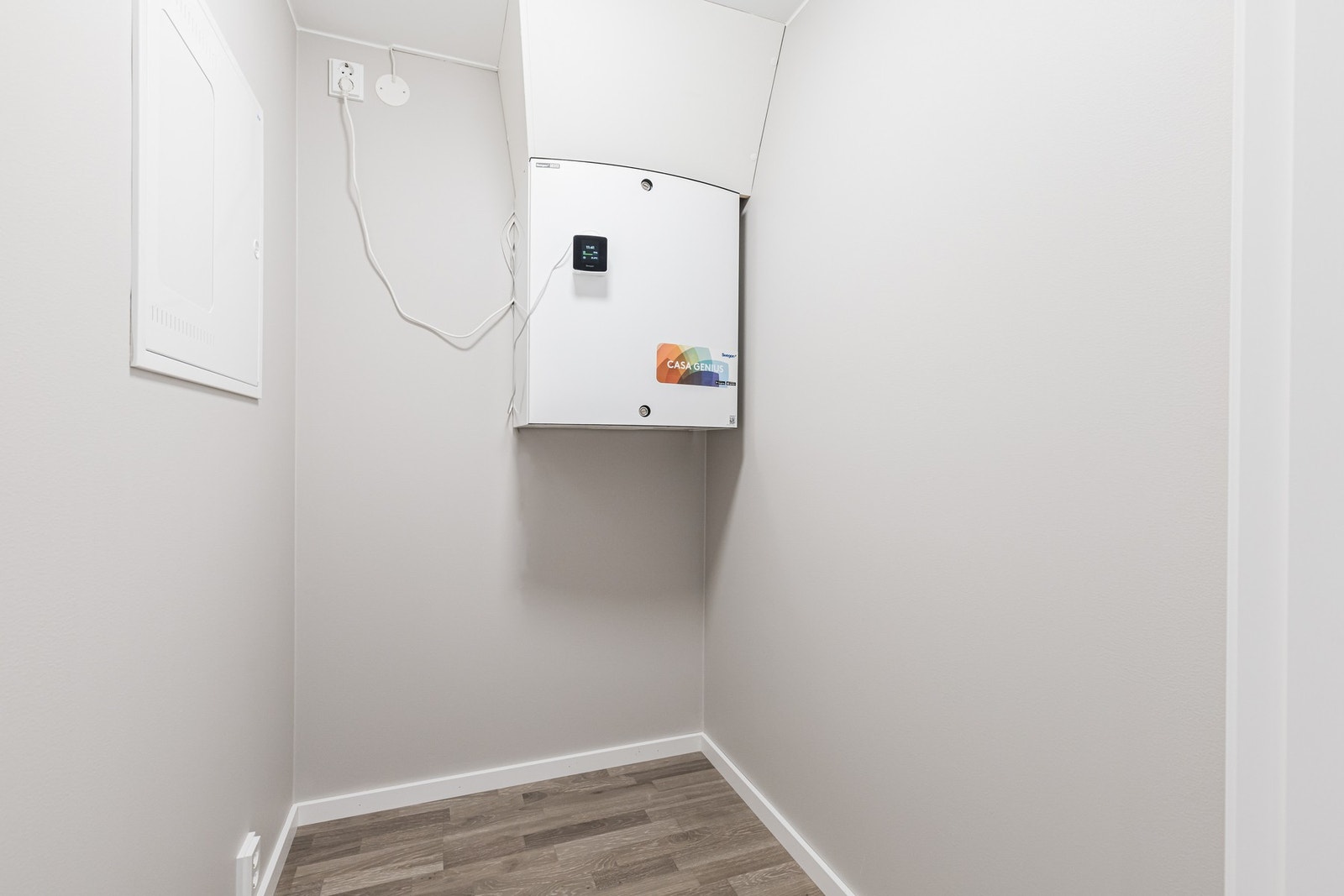 Boligen har en praktisk innvendig bod. Her finner du også aggregat for den balanserte ventilasjonen som du selv kan kontrollere. Sørger for et godt inneklima. Galleribilde