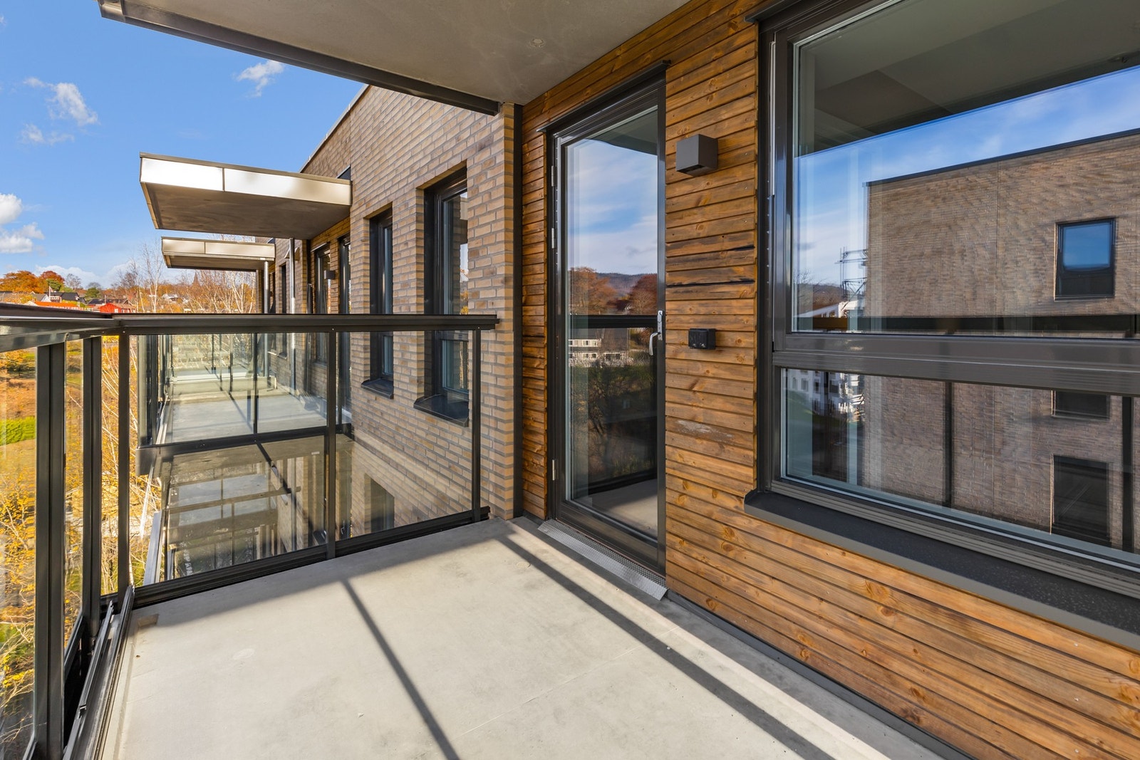 Balkongen har adkomst fra stue/kjøkken, og den vestvendte beliggenheten sørger for gode solforhold. Galleribilde