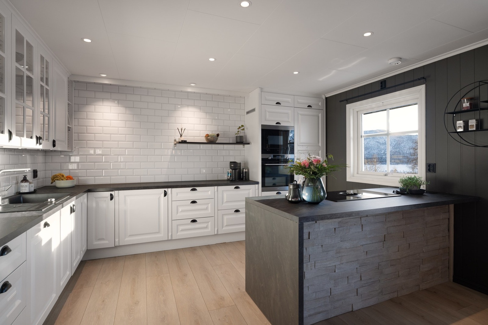 Kjøkkenøya fungerer som romdeler mot spisestua og gir ekstra benkeplass. Galleribilde