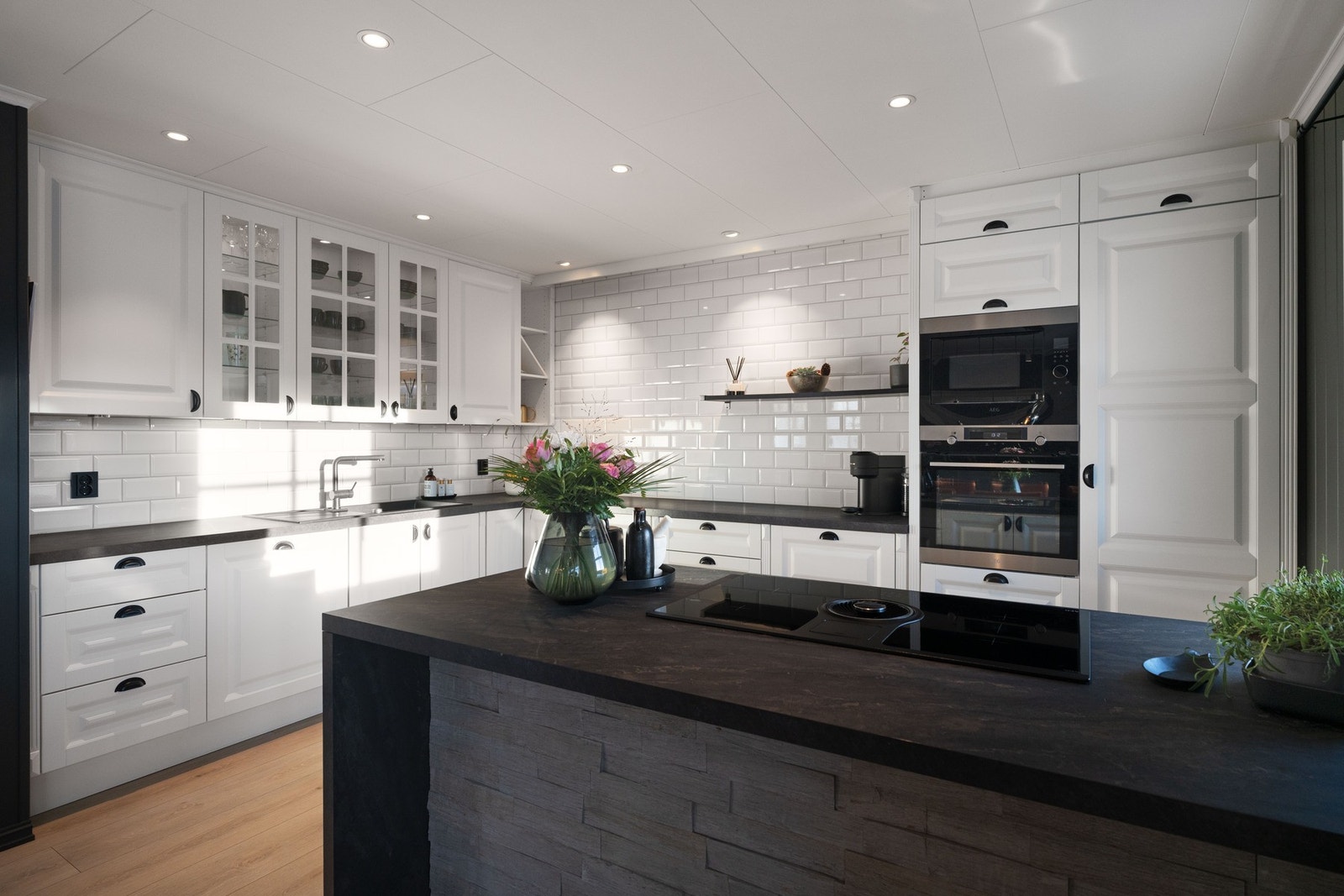 Kjøkkenøya har integrert koketopp og avtrekksvifte. Galleribilde