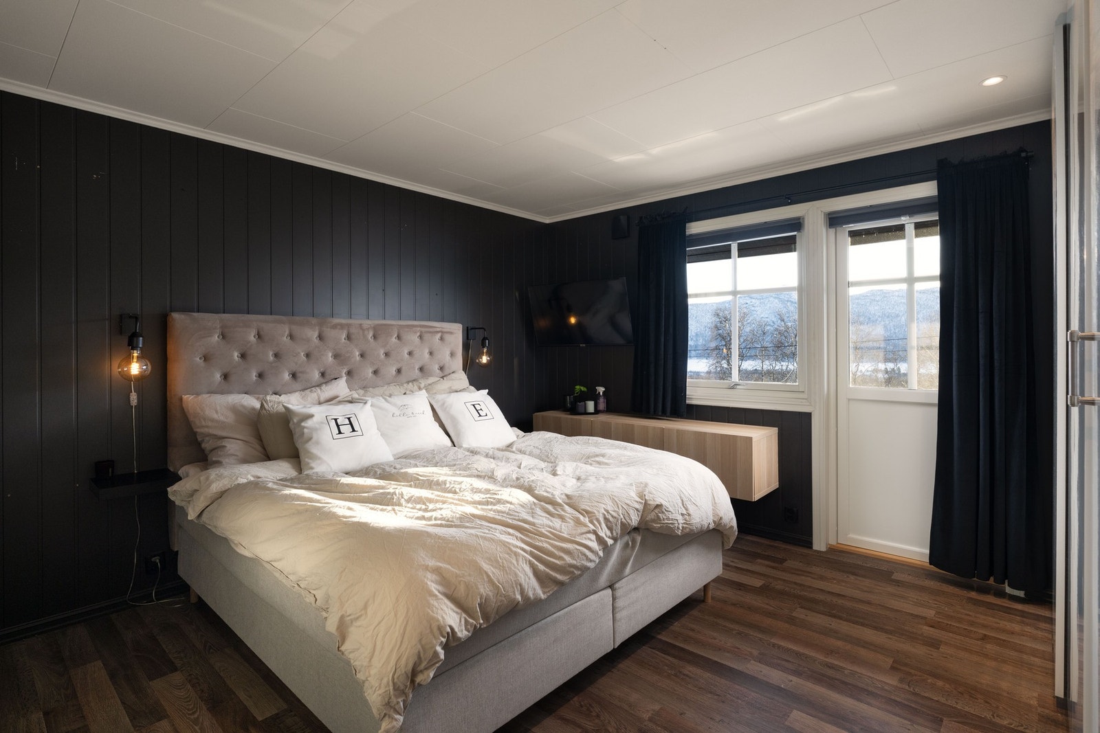 Hovedsoverom med utgang balkong. Galleribilde