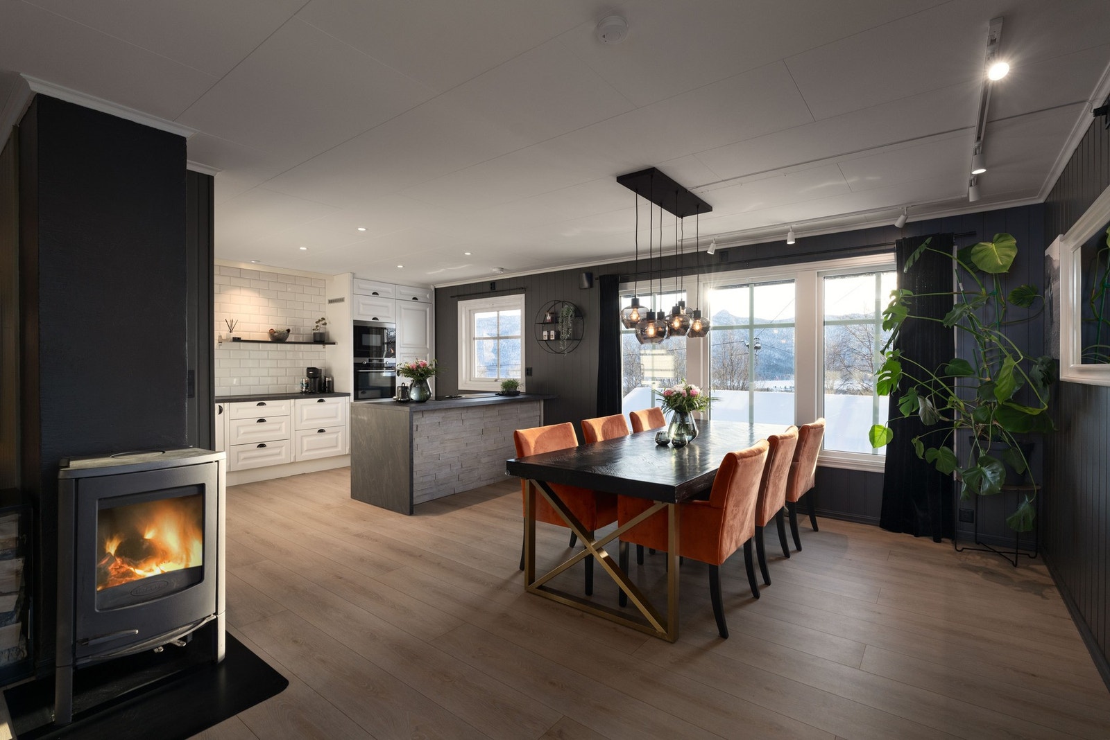 Åpen og sosial løsning, med god plass til spisegruppe for små og store lag. Galleribilde