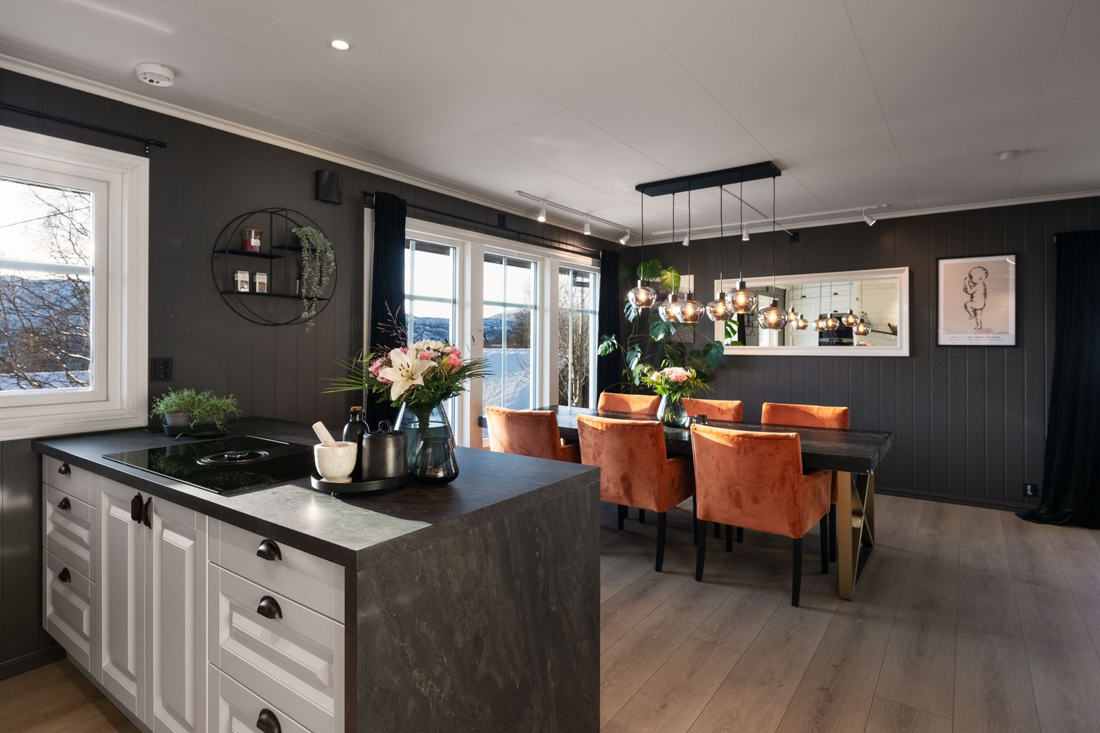 Store vindusflater slipper inn godt med naturlig lys. Galleribilde