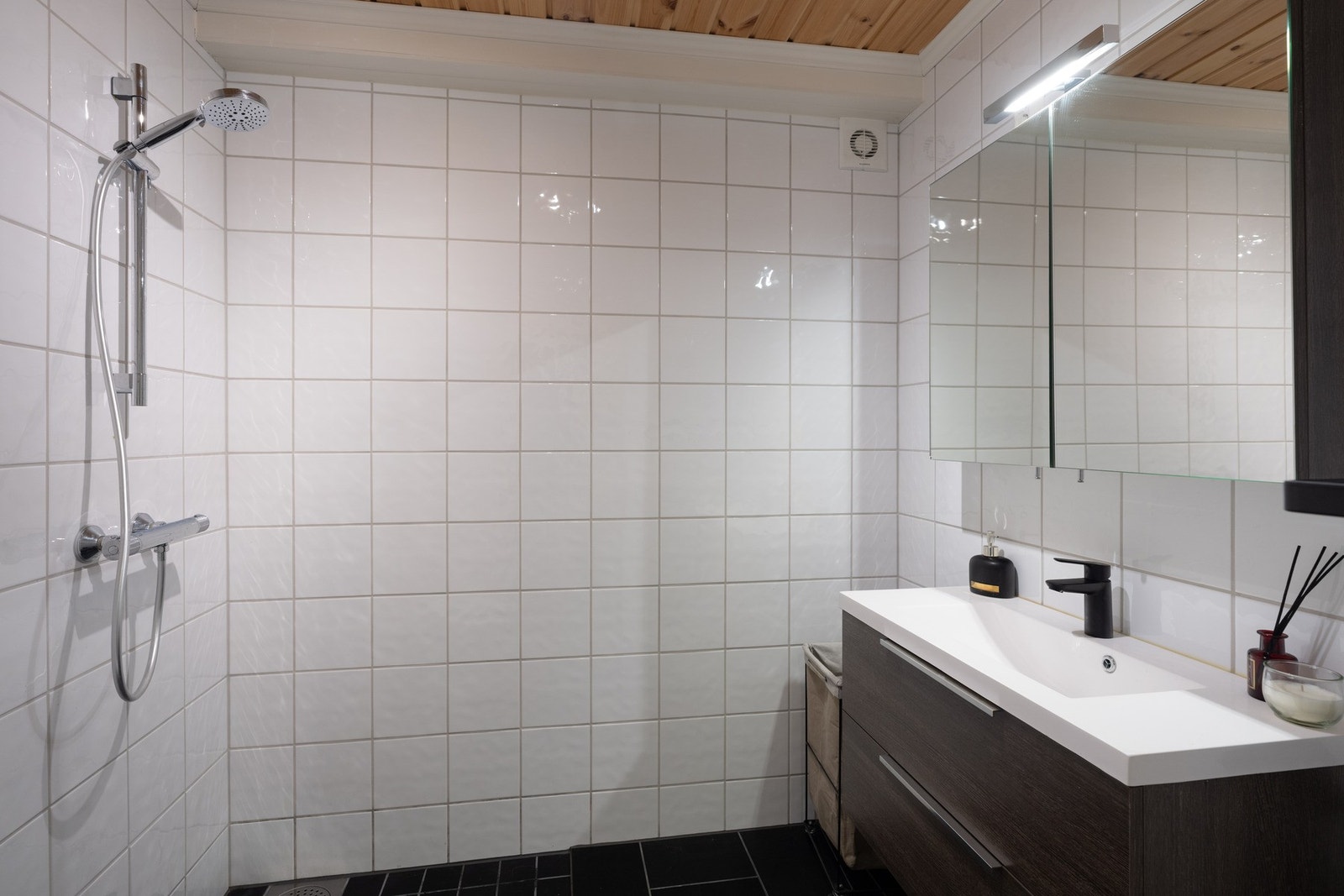 Bad i underetasjen tilhørende hovedenhet. Galleribilde