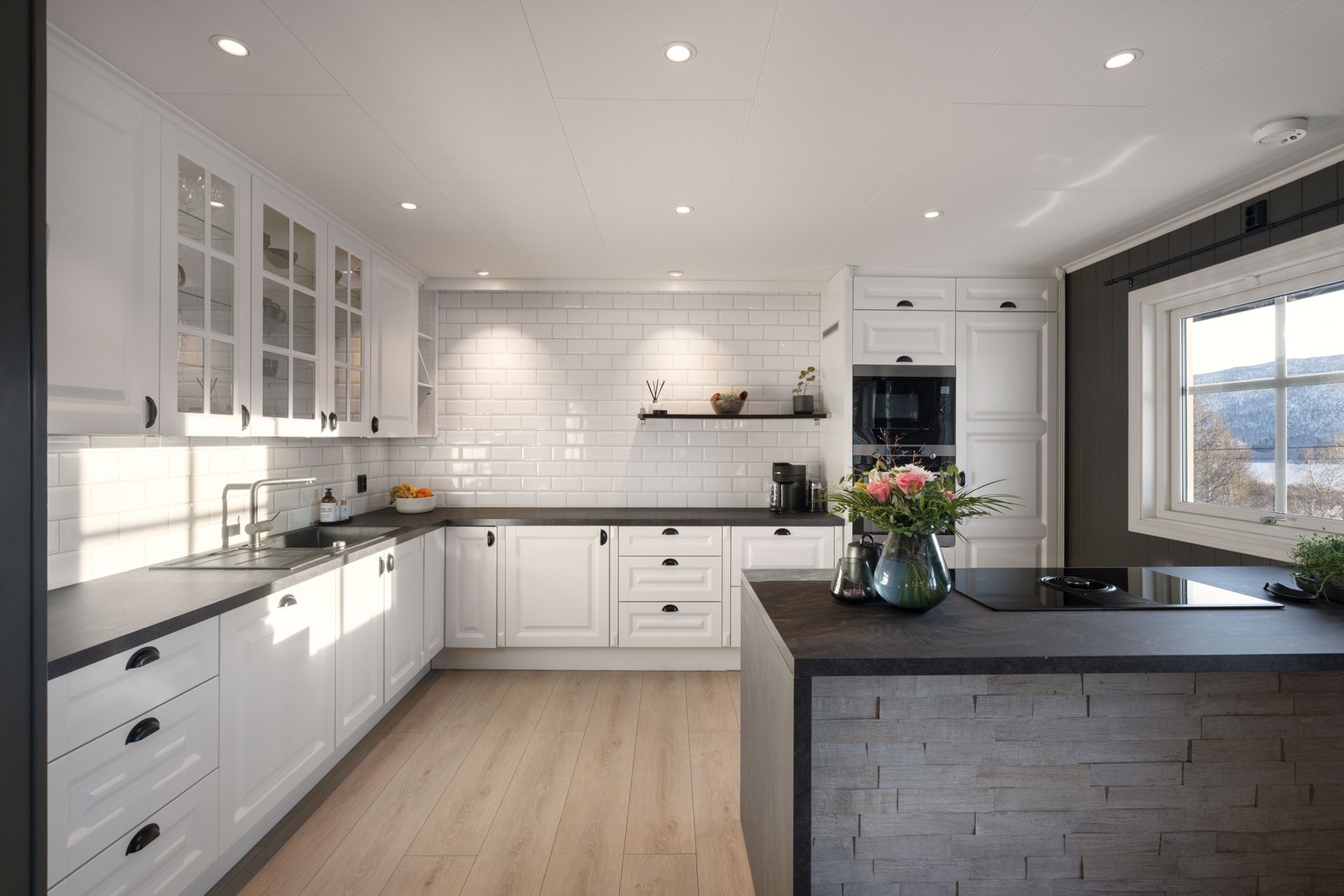 Delikat kjøkken med lys innredning og godt med benk- og skapplass. Galleribilde