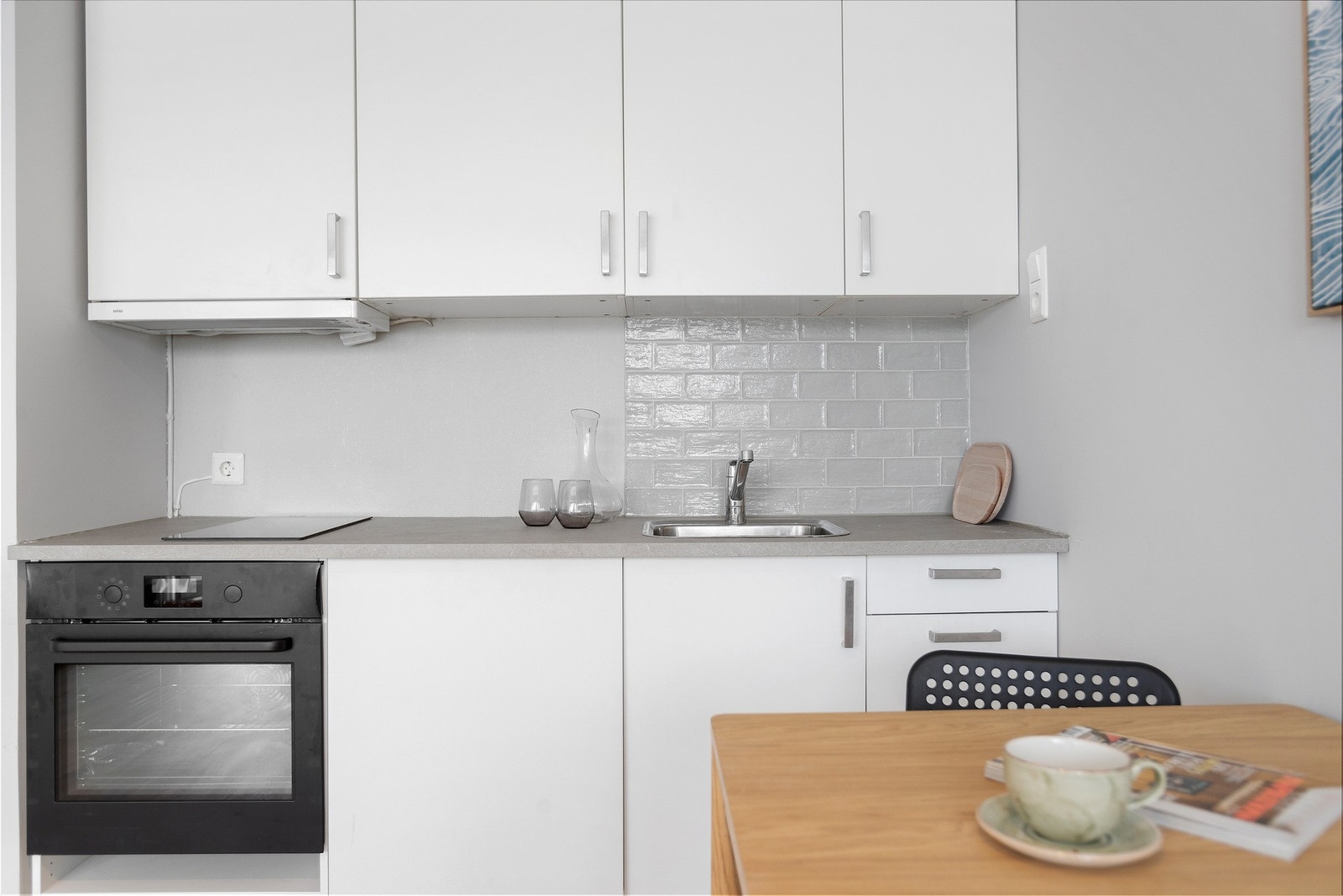 Nyere kjøkkeninnredning bestående av integrert komfyr og kjøleskap. Galleribilde