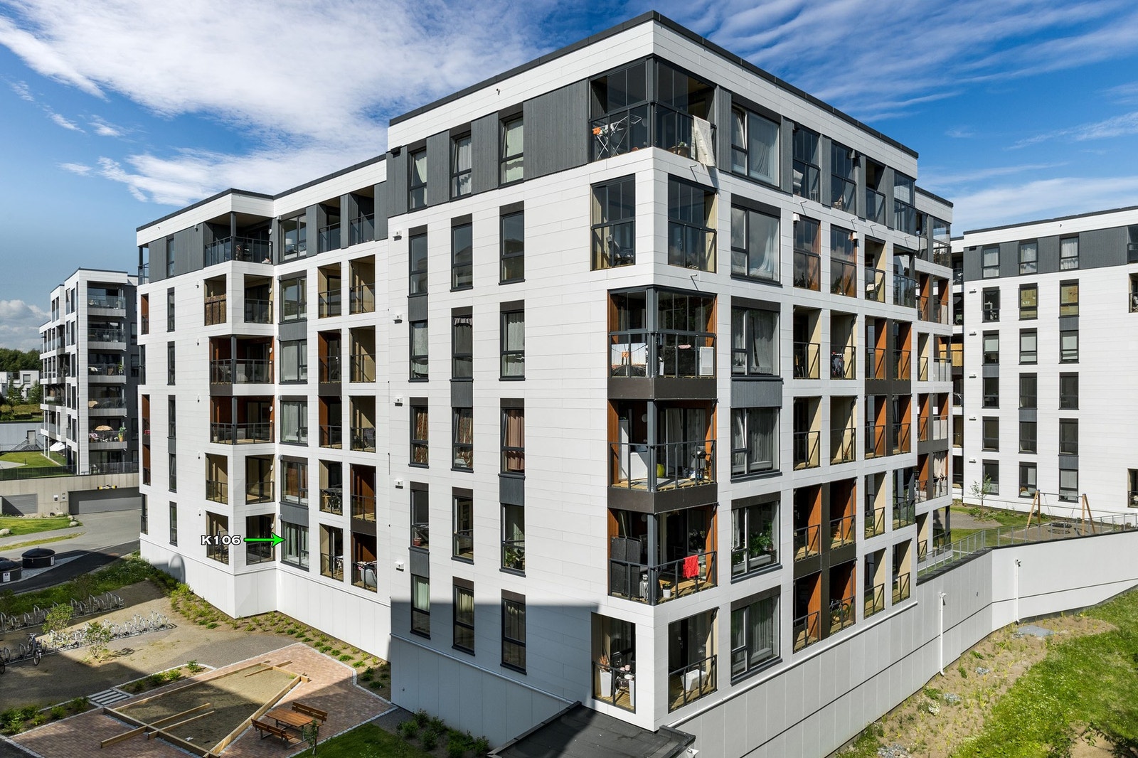 Nærhet til Jessheim sentrum med alle fasiliteter. Jessheim er å anse som en stor by med hyggelige forretninger, restauranter og cafeer. Jessheim Storsenter har over 150 butikker og serveringssteder. Galleribilde