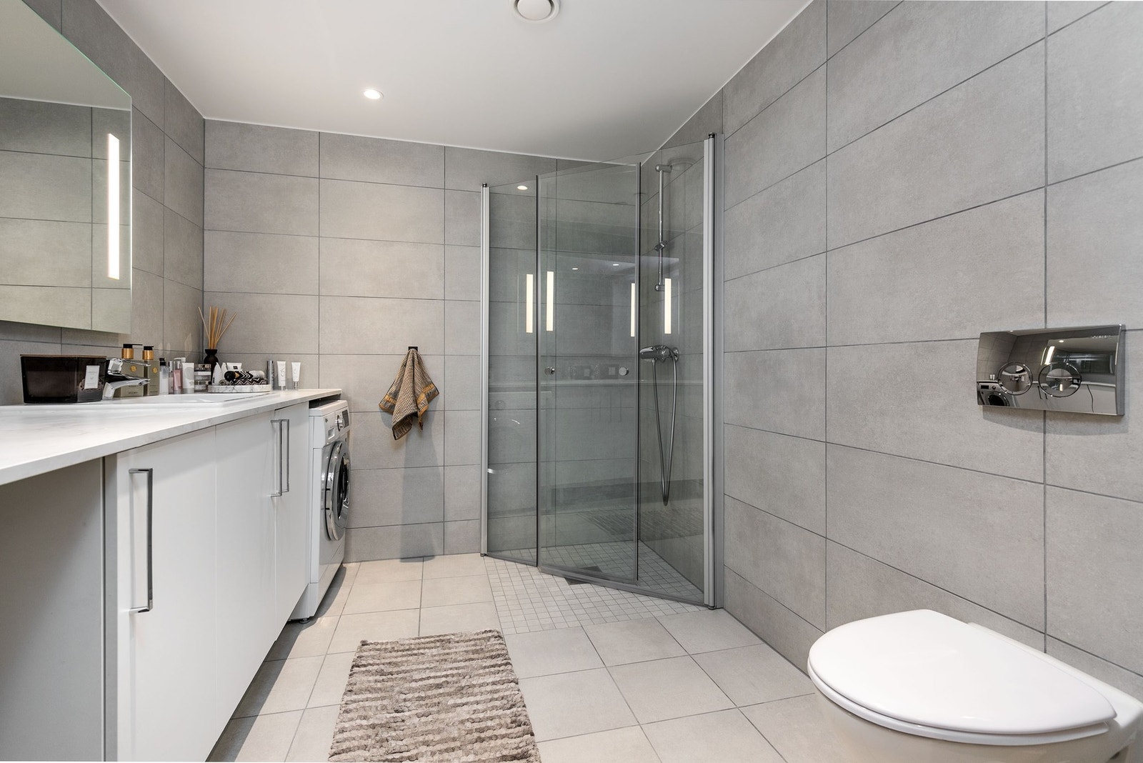 Smakfullt bad med flislagte overflater og varmekabler i gulv. Galleribilde