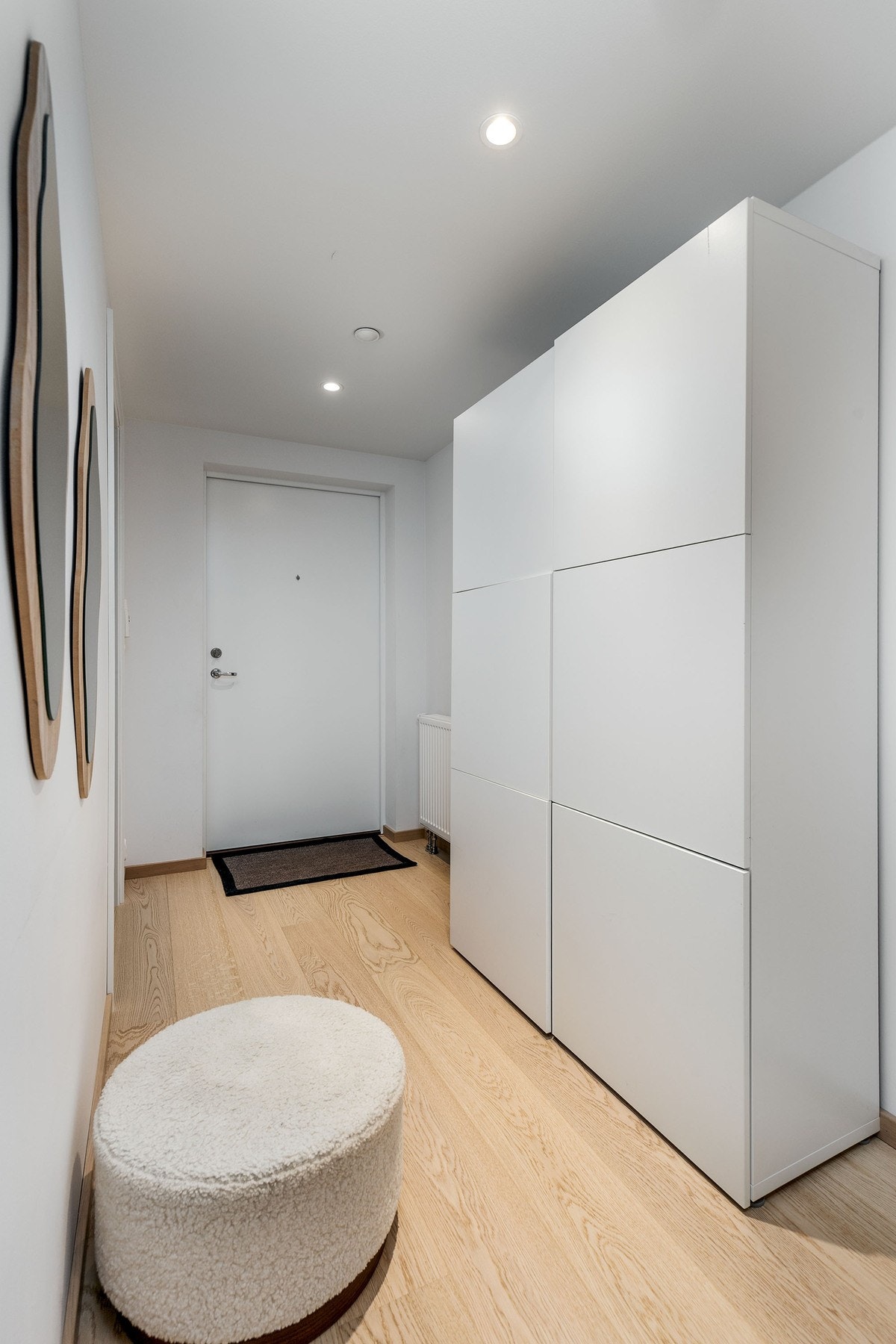 Romslig entre med god plass til garderobe. Galleribilde