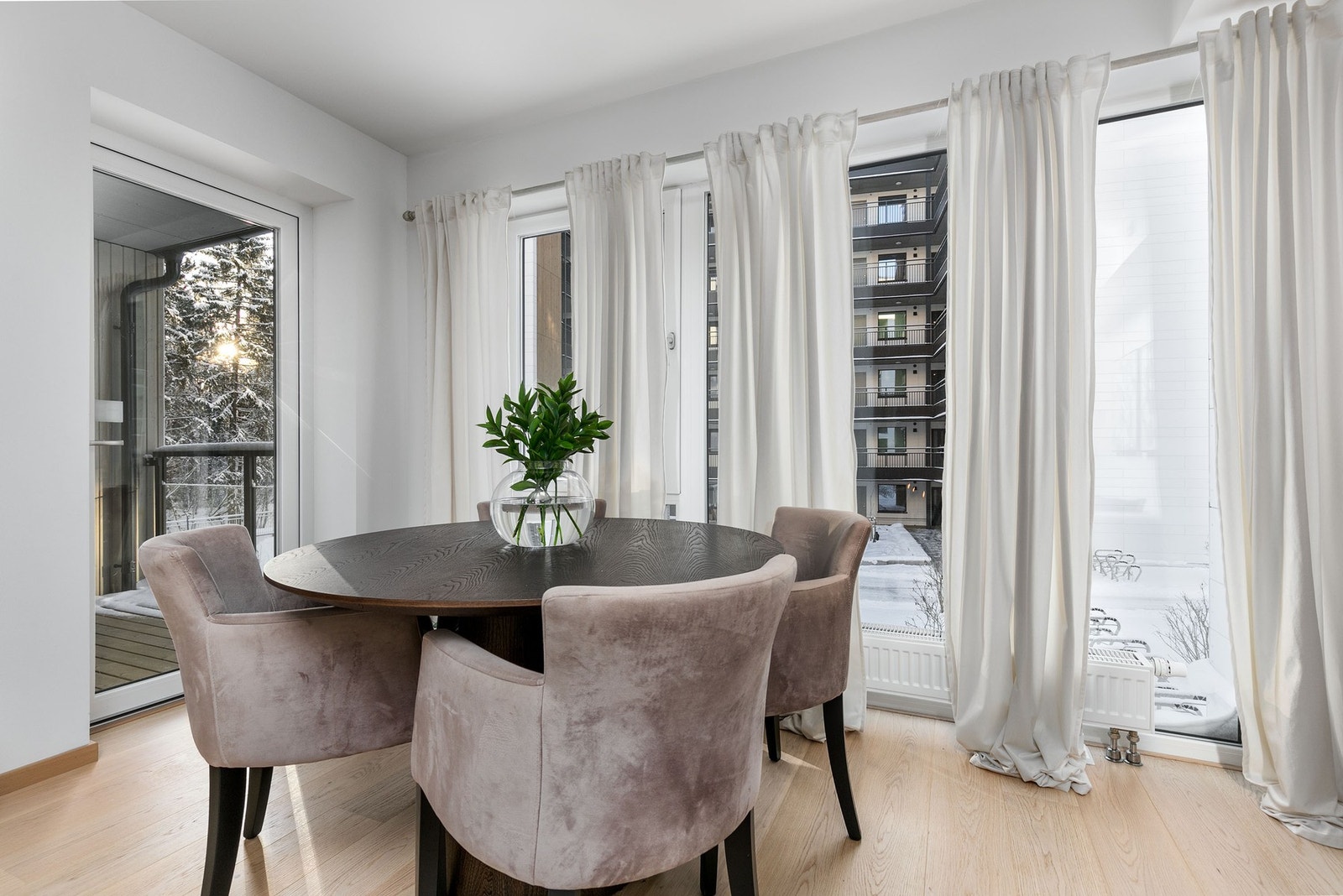 De store vinduene sørger for fint med innslipp av naturlig lys Galleribilde