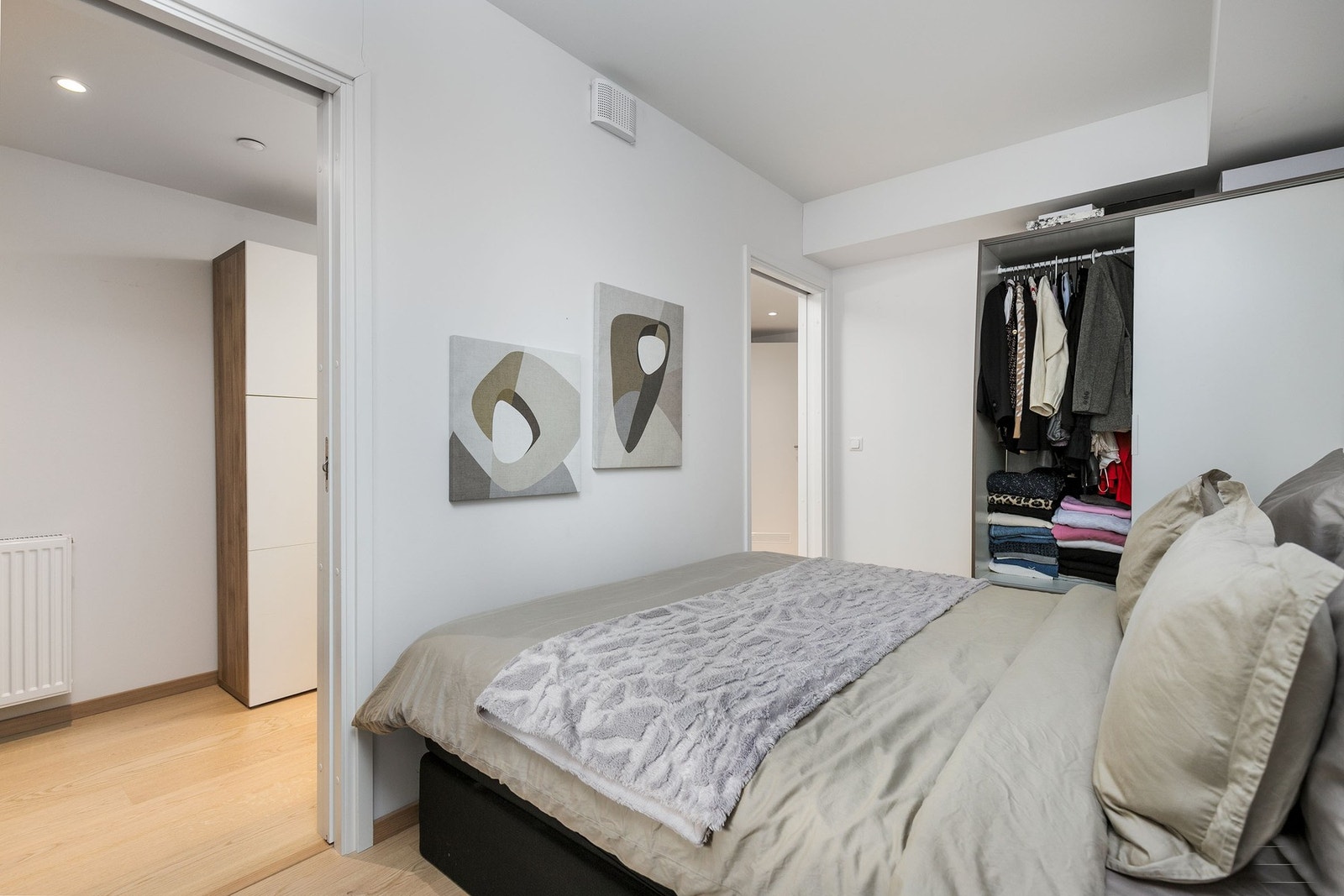 Hovedsoverommet har utgang på to sider. Galleribilde