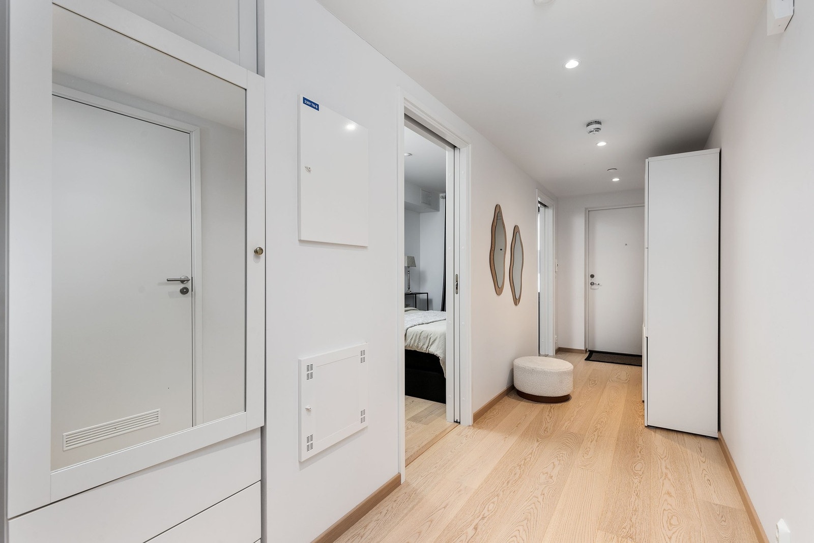 Romslig entre med god plass til garderobe. Galleribilde