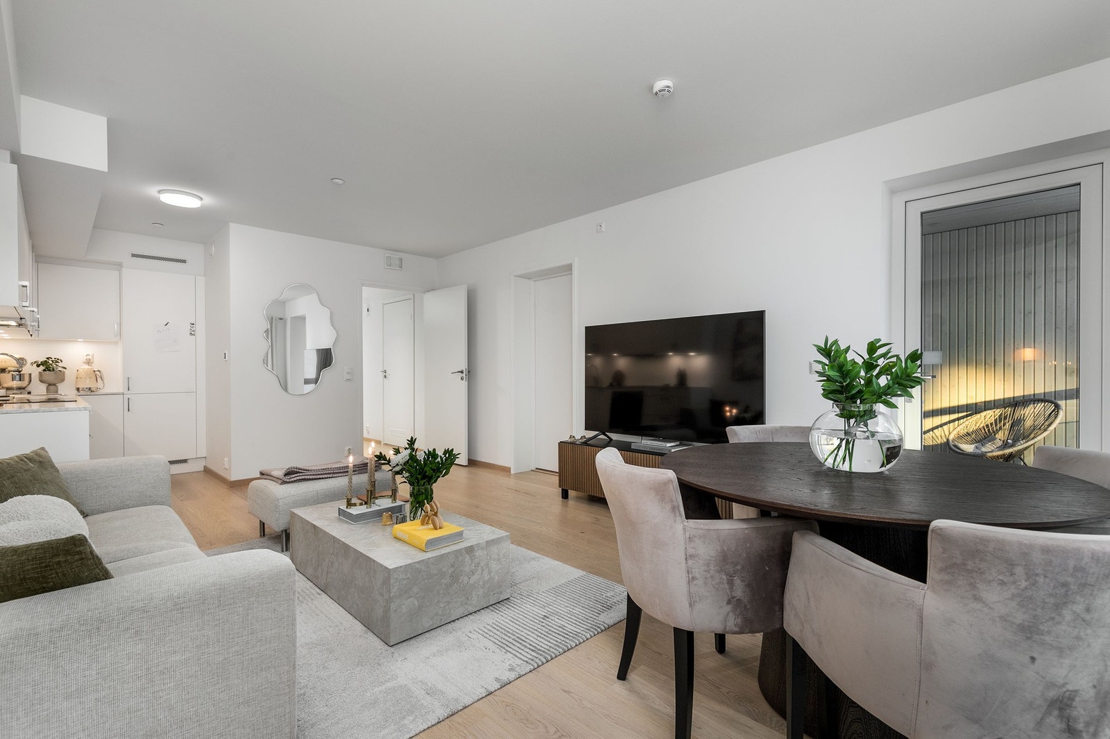 Stuen og de øvrige oppholdsrom har 1-stavs hvitpigmentert eikeparkett på gulv Galleribilde