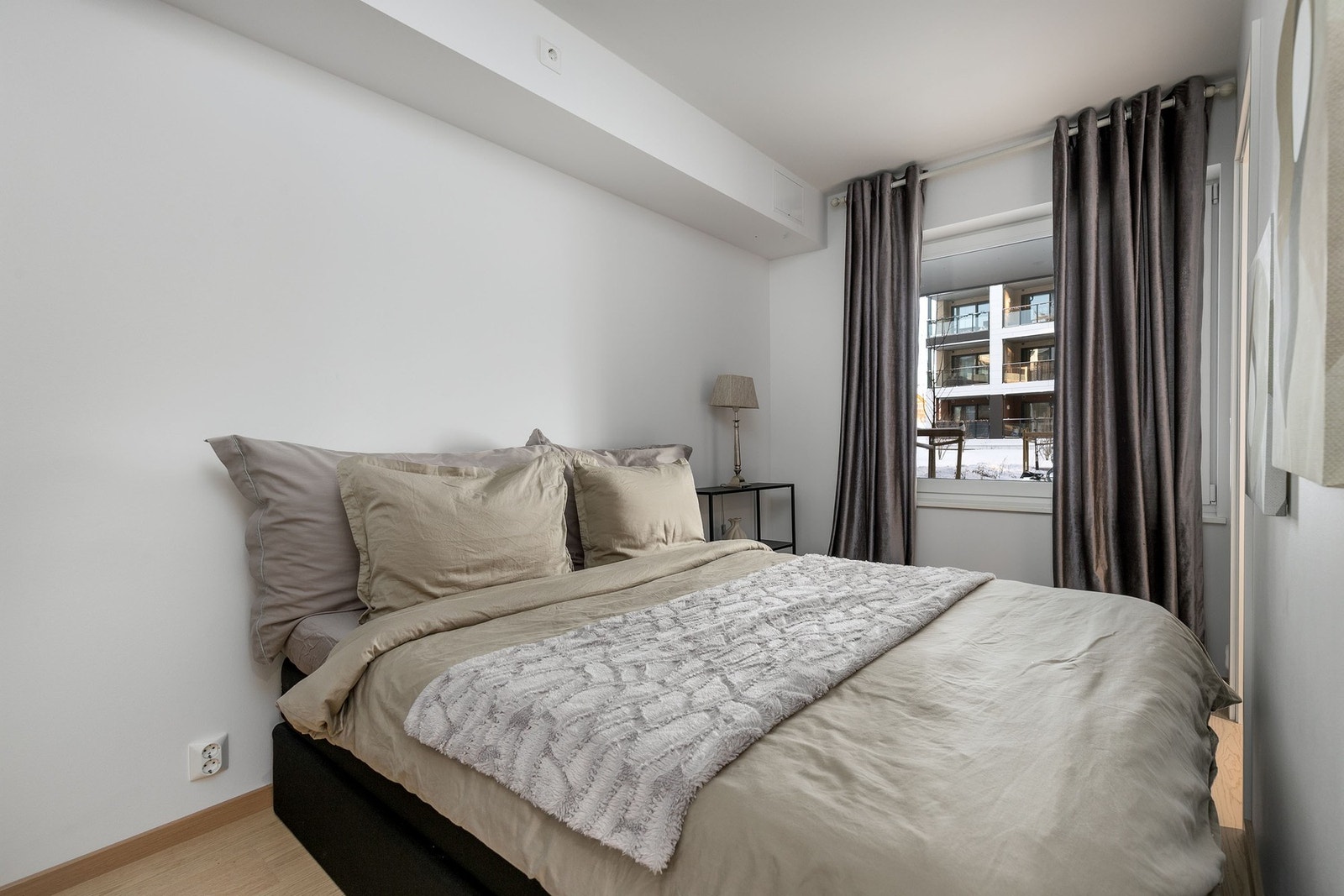 Pent hovedsoverom med god plass til nattbord på hver side. Galleribilde