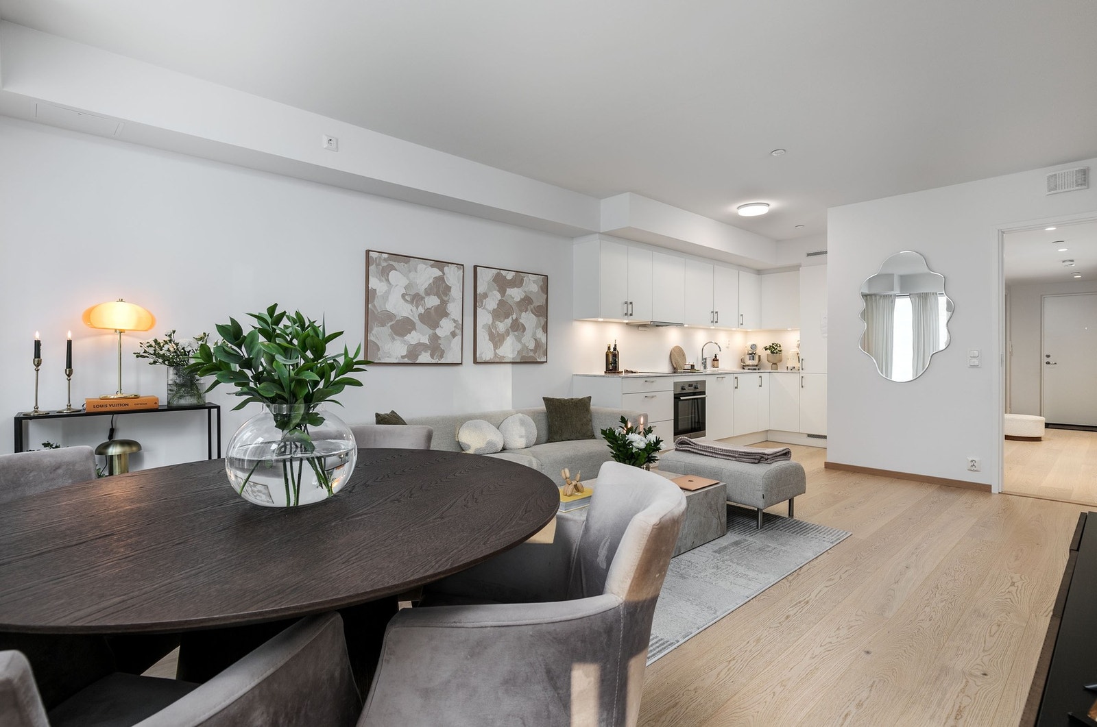 Fin avsatt plass til å sette inn et større spisebord i stuen Galleribilde