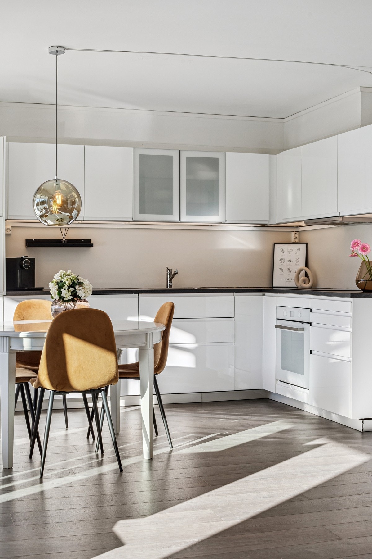 Kjøkken med integrerte hvitevarer Galleribilde