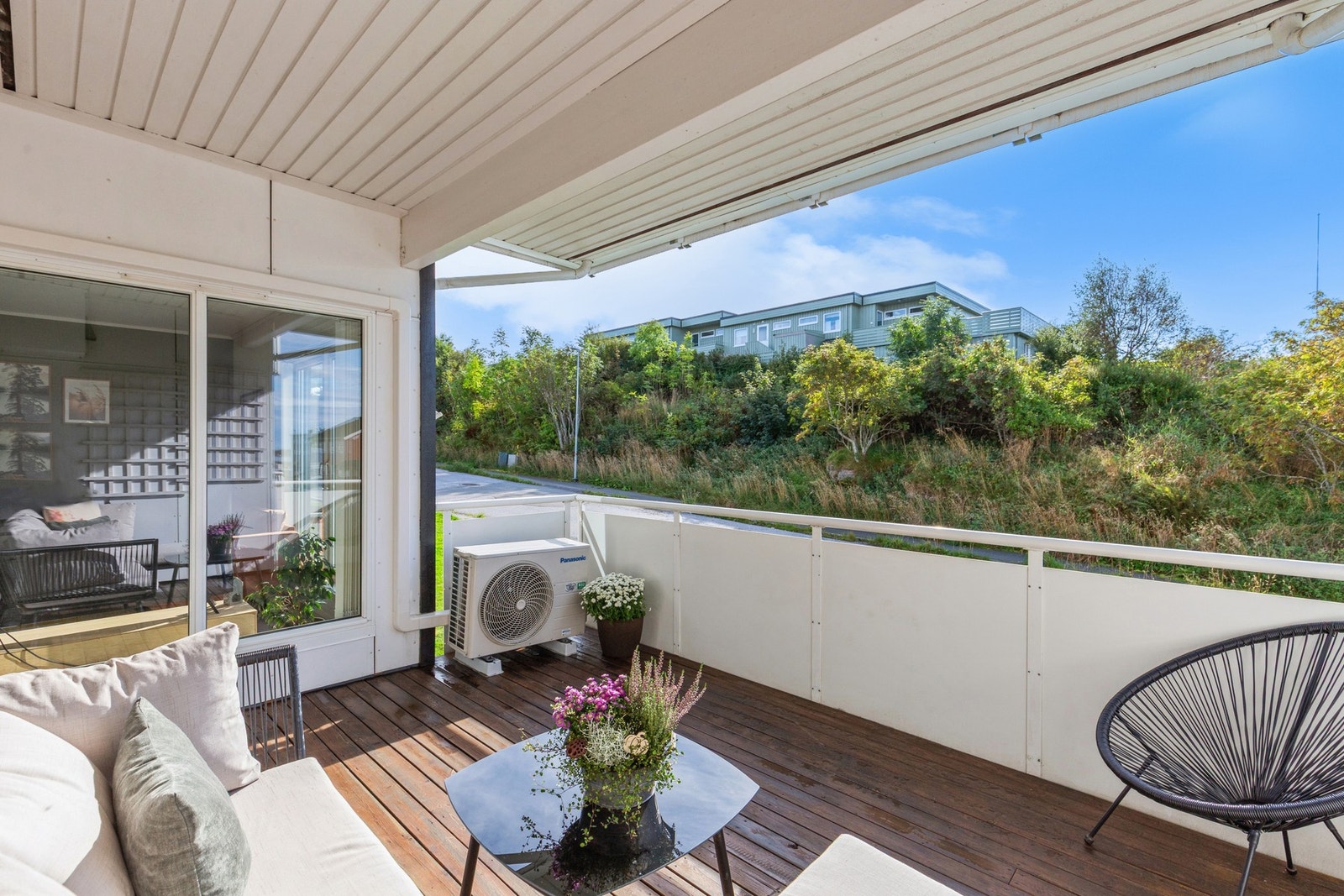 Fra stue er det utgang til solrik balkong Galleribilde