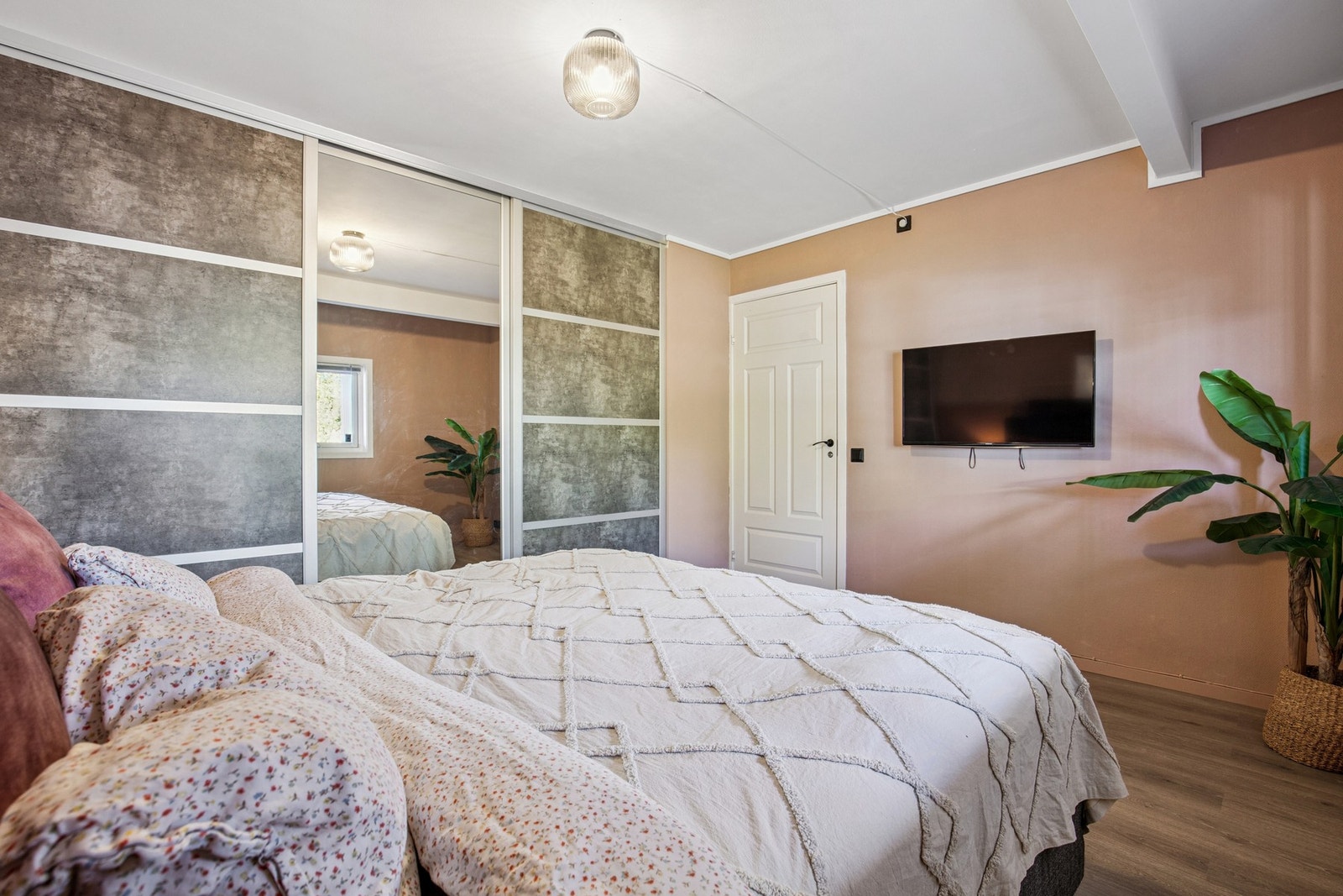 Soverom 1 med skyvedørsgarderobe Galleribilde