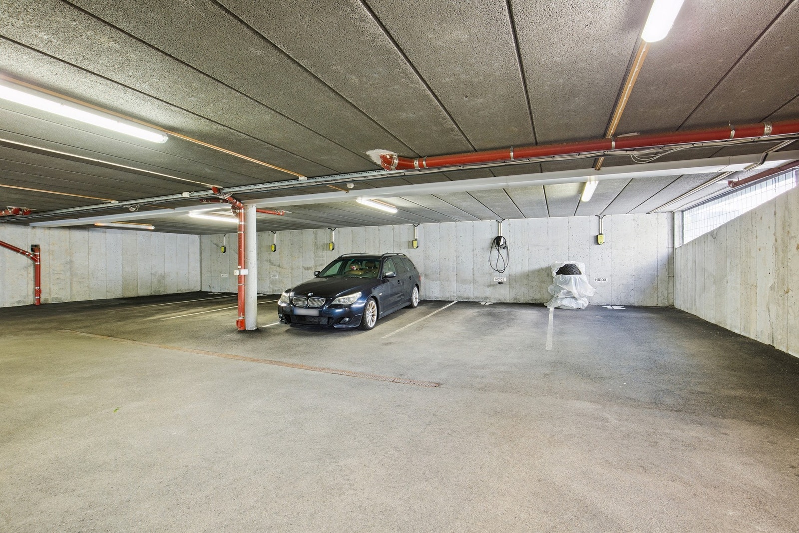 Egen garasjeplass med elbillader i lukket garasjeanlegg Galleribilde