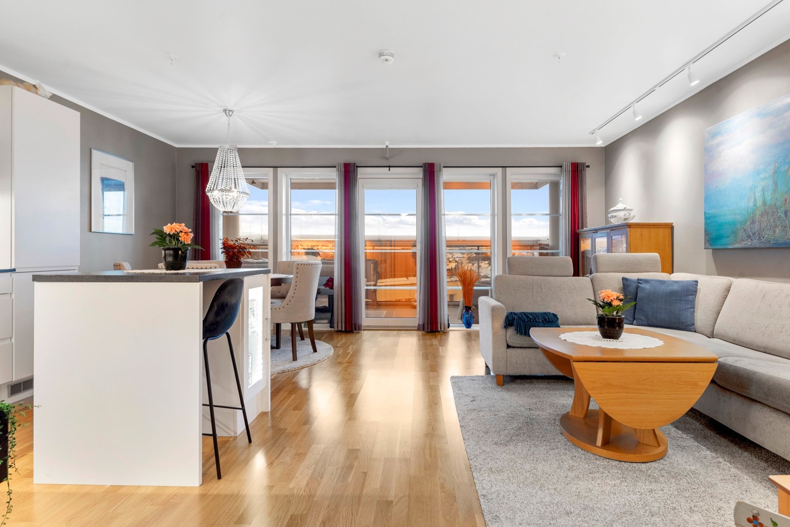 Lys og luftig stue/kjøkkendel med store vindusflater. Galleribilde