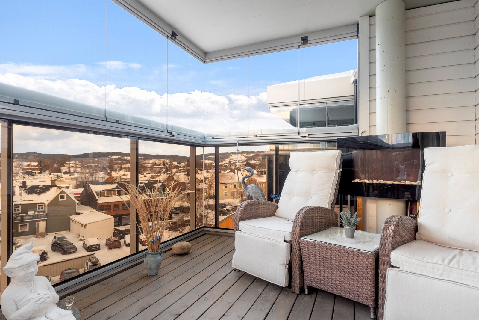 En flott toppleilighet med stor innglasset balkong og herlig utsikt! Galleribilde