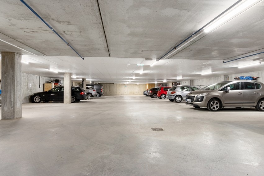 Parkering i p-kjeller. Galleribilde