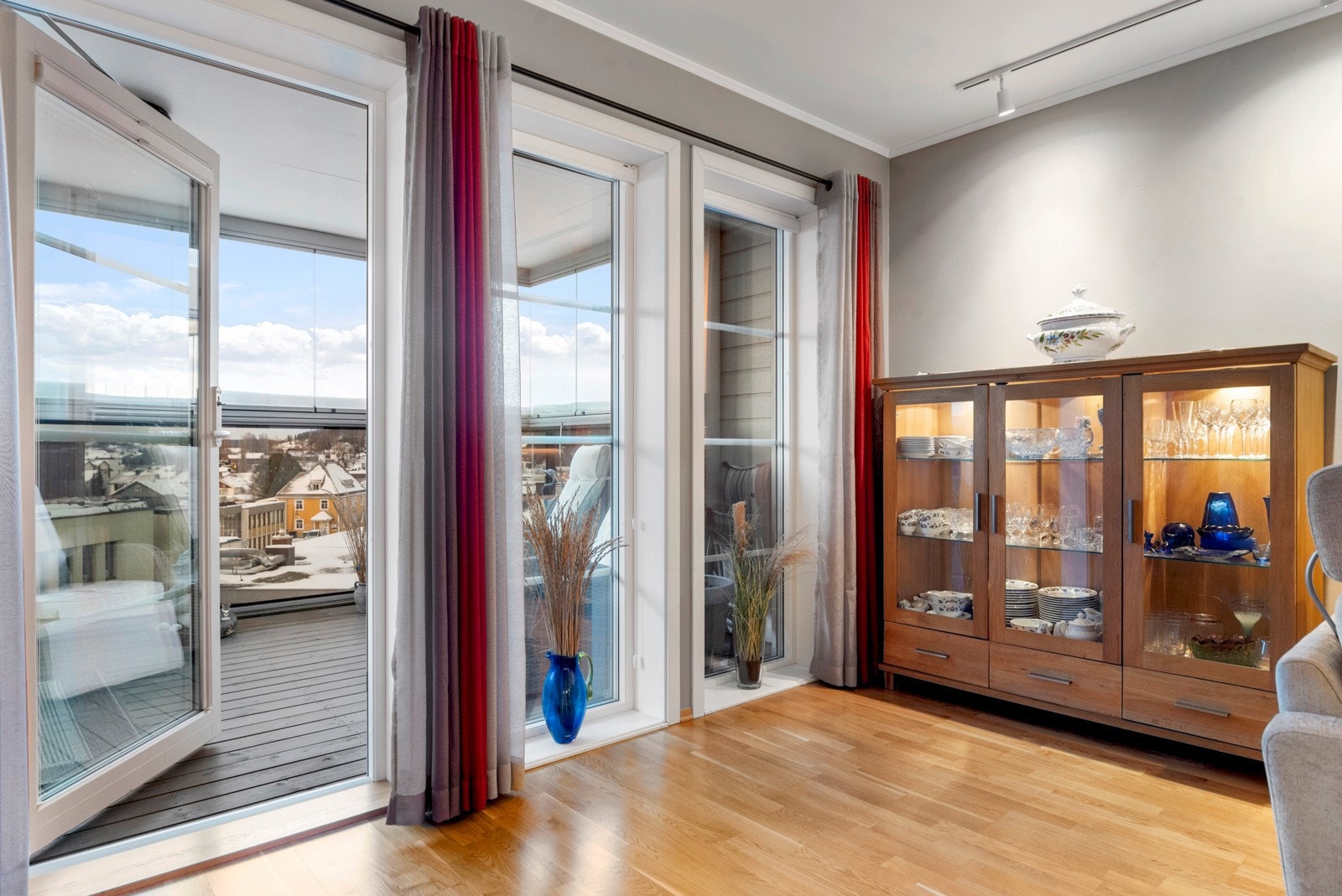 Utgang til romslig innglasset balkong fra stua. Her har man flott utsikt og sen kveldssol. Galleribilde