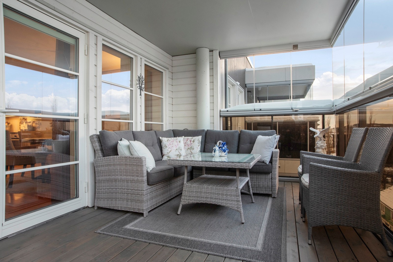 Innglasset balkong, med mulighet for å åpne den øverste delen. Galleribilde