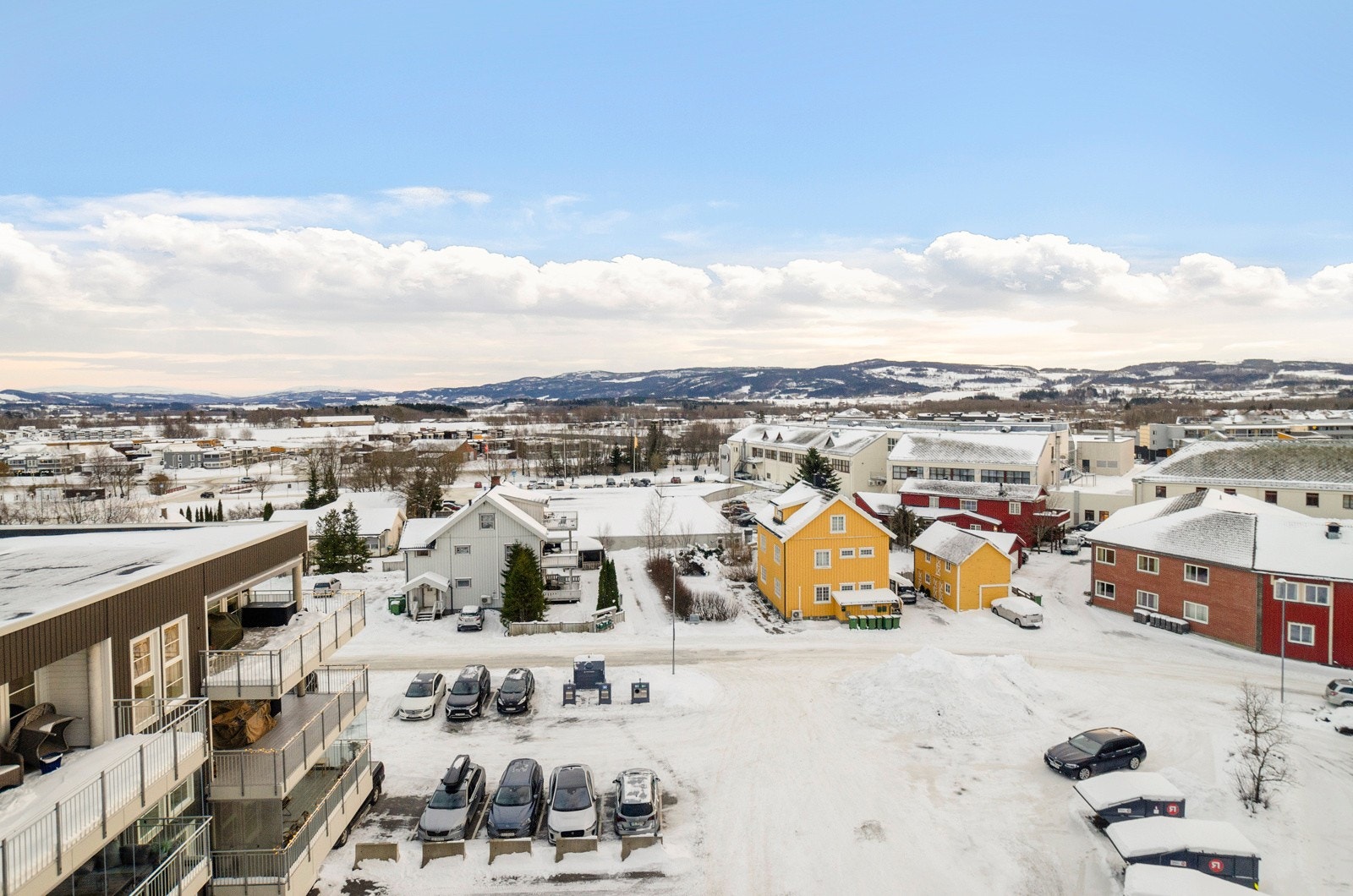 Utsikt mot øst, fra svalgangen utenfor leiligheta. Galleribilde