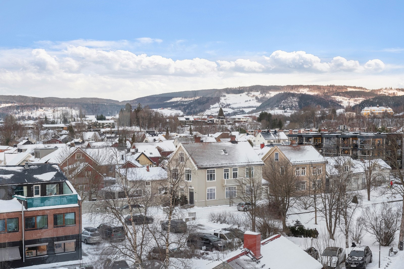 Utsikt fra balkongen mot Garpa og Volhaugen. Galleribilde