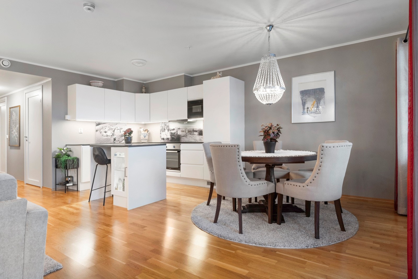 En hyggelig kjøkkenøy danner en fin og naturlig deling av rommet. Galleribilde