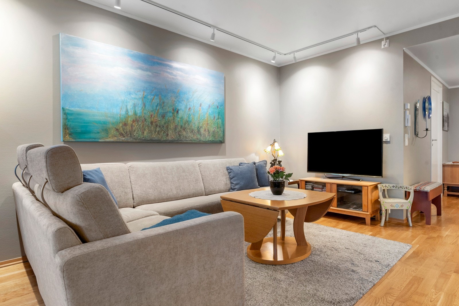 Oppvarming og varmtvann er inkludert i felleskostnader, hvilket gir svært lavt strømforbruk. Galleribilde