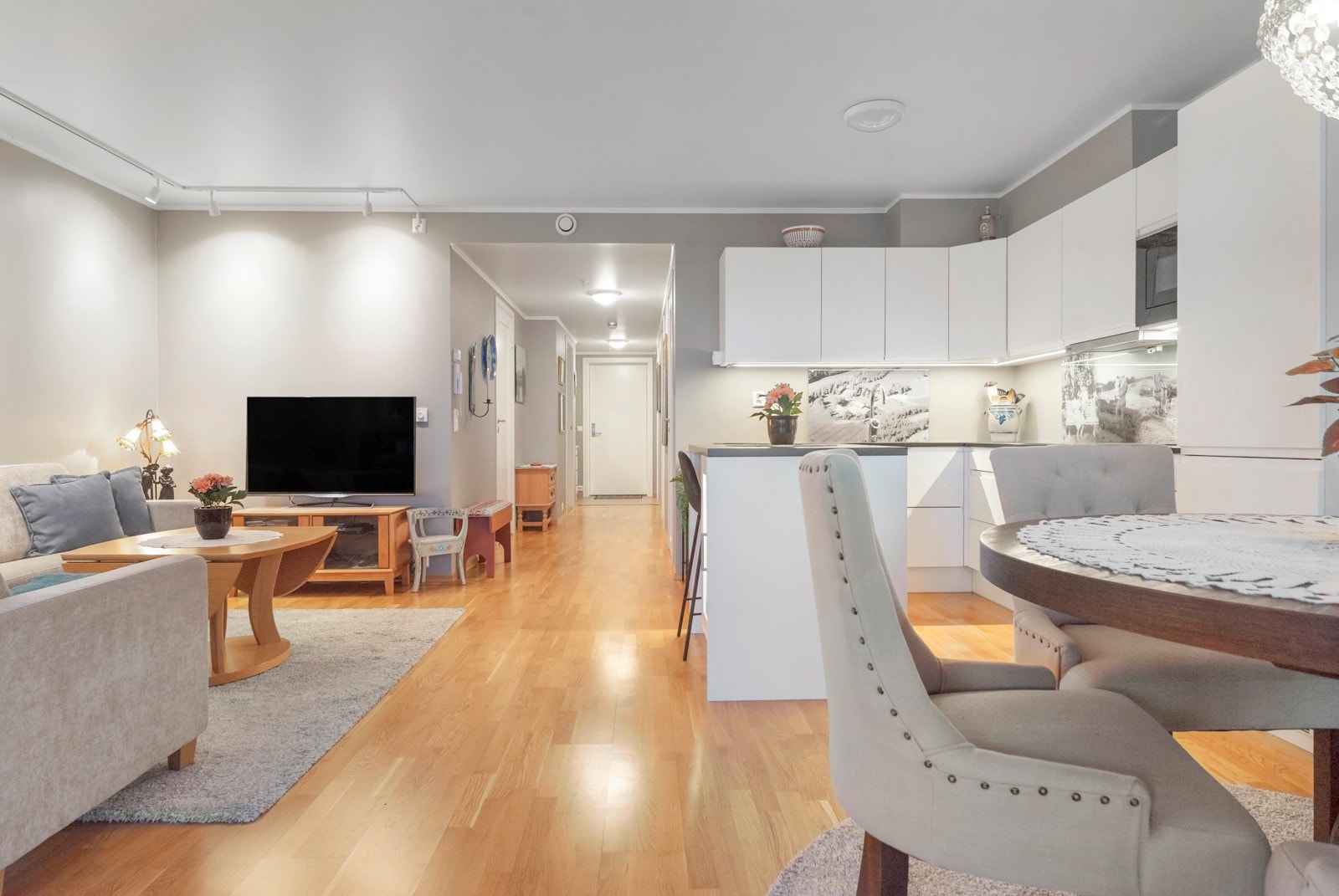 Stue og kjøkken i åpen løsning. Galleribilde