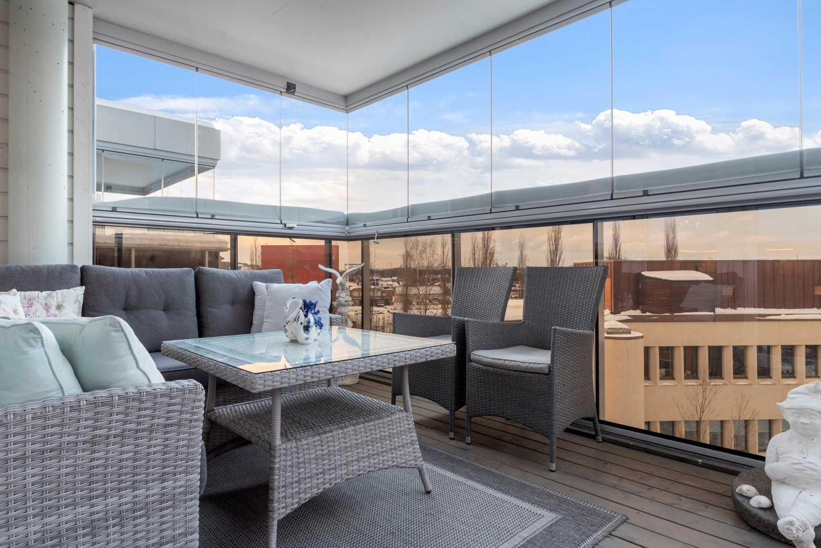 Fra balkongen har man fin utsikt, da dette bygget er høyere enn omkringliggende bygg. Galleribilde