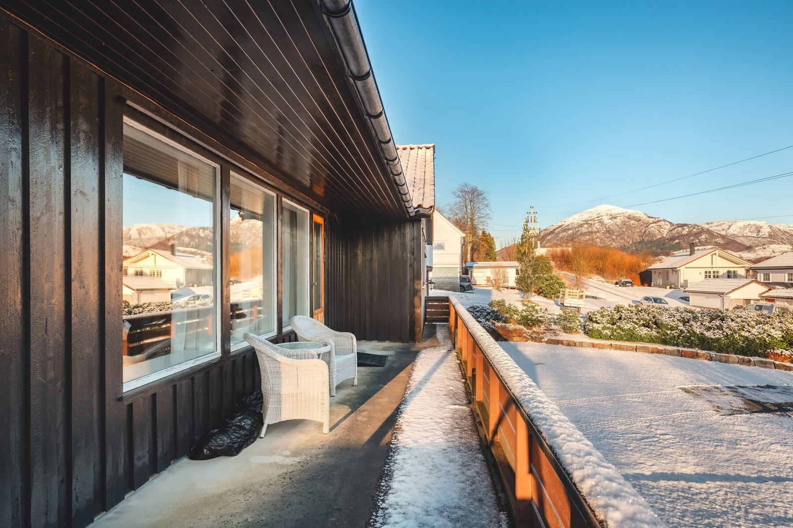 Direkte utgang til terrasse - et naturlig samlingspunkt gjennom store deler av året. Galleribilde