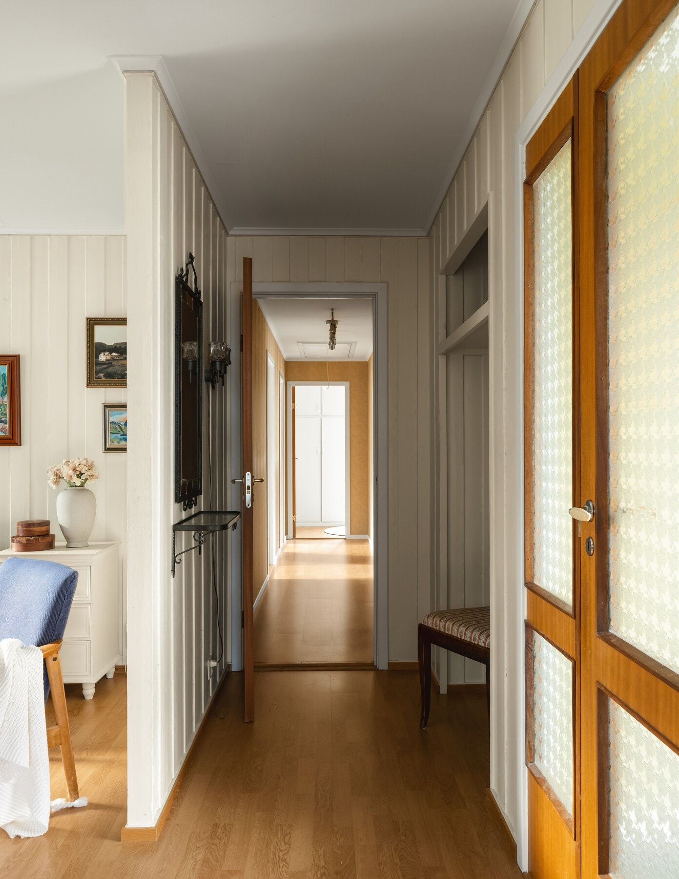 Den private delen av boligen er smart adskilt og består av en egen soveromsavdeling med fire romslige soverom og et lyst, innbydende bad. Galleribilde