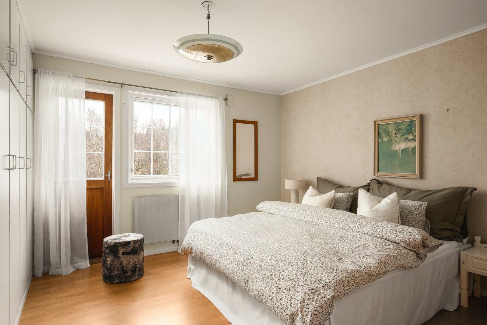 Hovedsoverommet har plassbygde garderober og utgang til egen balkong. Galleribilde