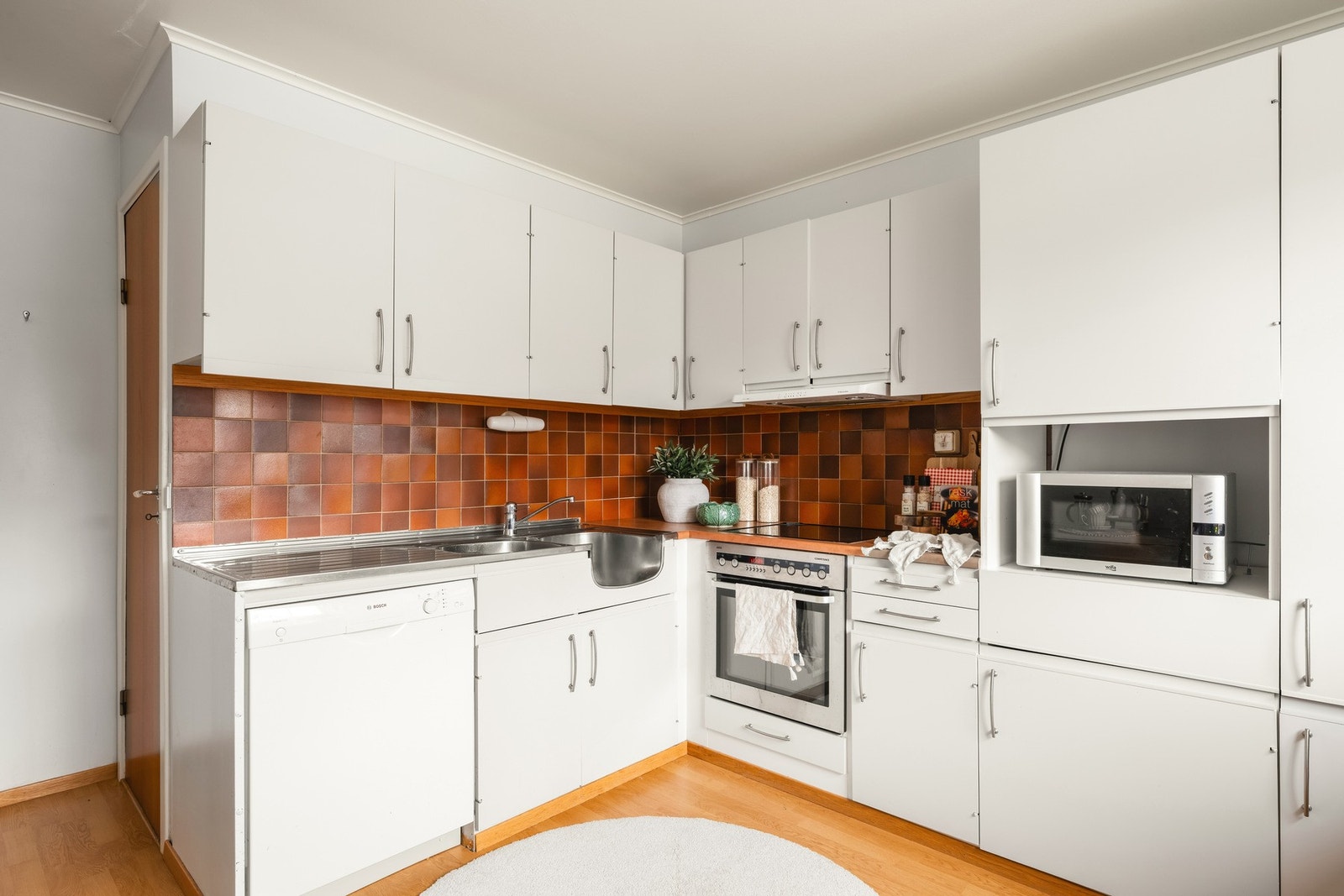 Kjøkkenet er enkelt, men funksjonelt, med glatte fronter og laminatbenkeplate. Galleribilde