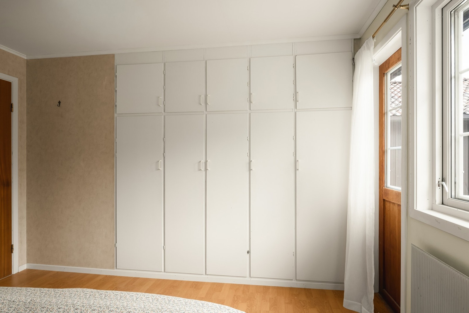 Plassbygd garderobe og utgang til balkong. Galleribilde