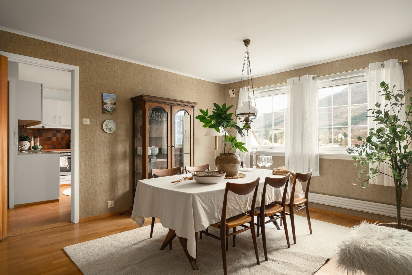 Spisestuen danner en naturlig ramme for både hverdagsmåltider og større sammenkomster. Galleribilde